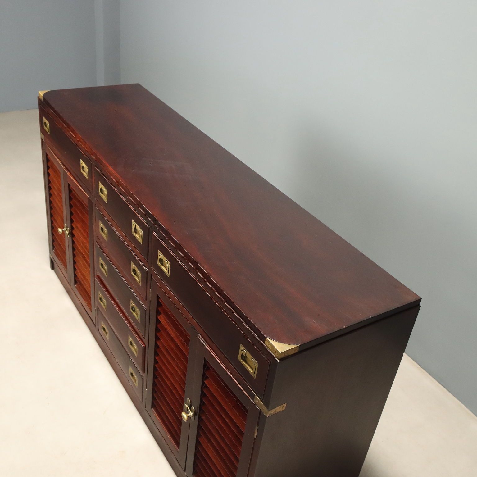 photo for sale Armoire d'époque en placage d'acajou et laiton, Italie, XXe siècle