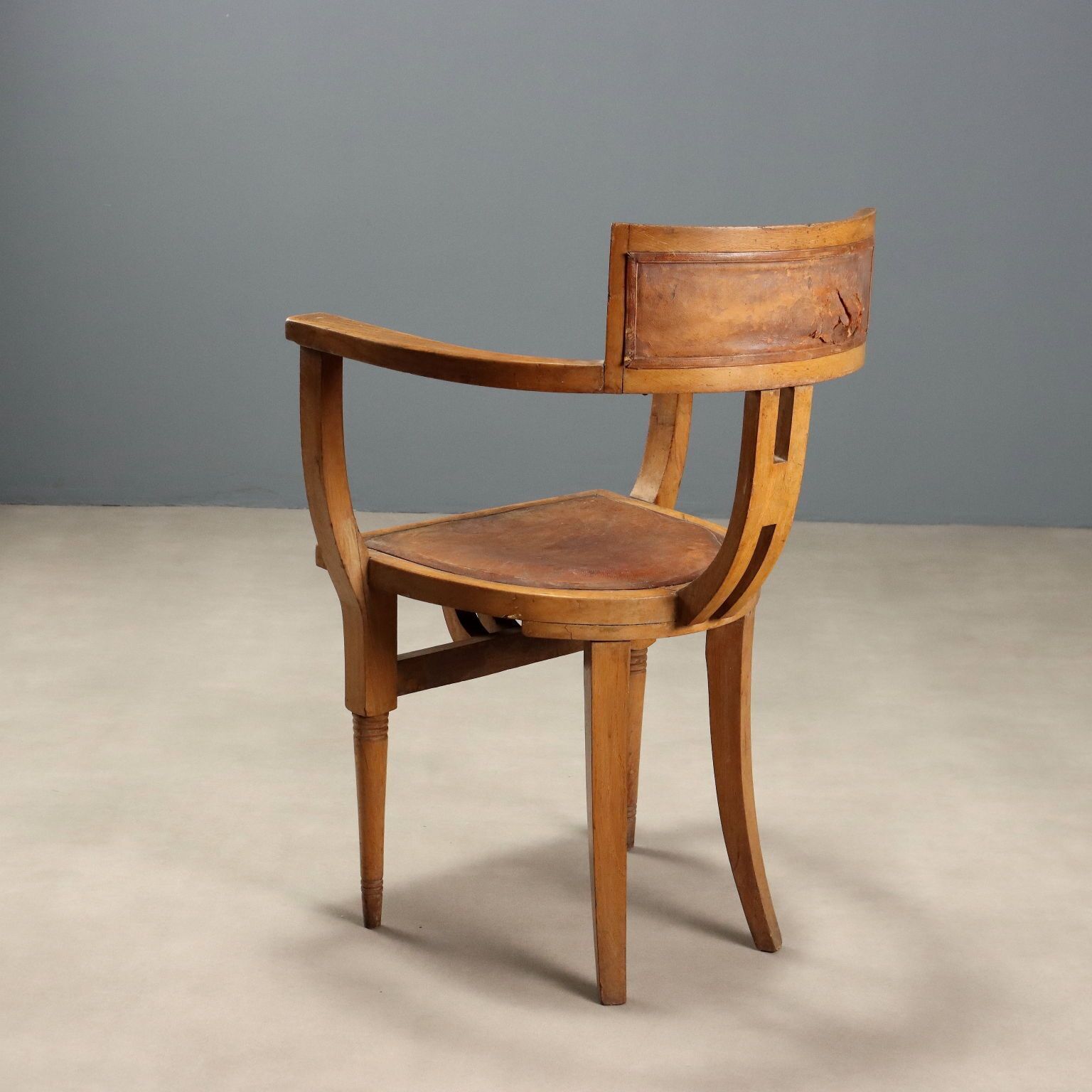 photo furniture Art Nouveau eiken fauteuil