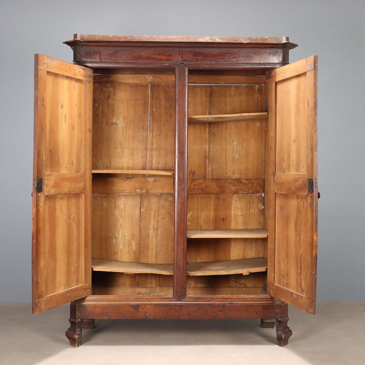Armoire d'époque en noyer et peuplier, Italie, XVIIIe siècle photo Mobilier