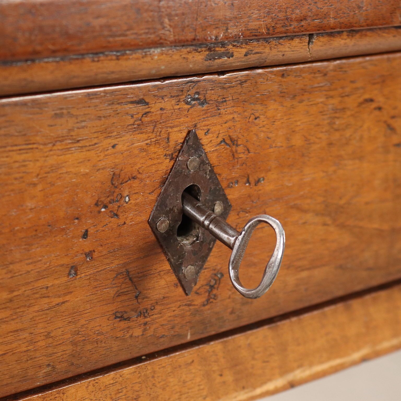 Bureau Directoire en noyer et fer forgé, Italie, fin du XVIIIe siècle photo buy