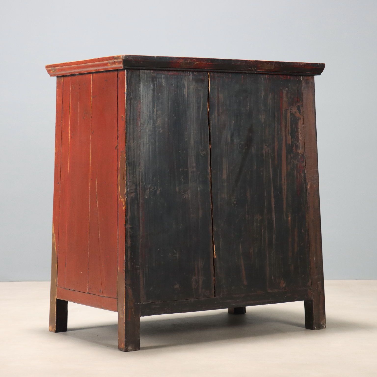 photo for sale Armoire d'époque de style Chinoiserie en bois laqué, XXe siècle