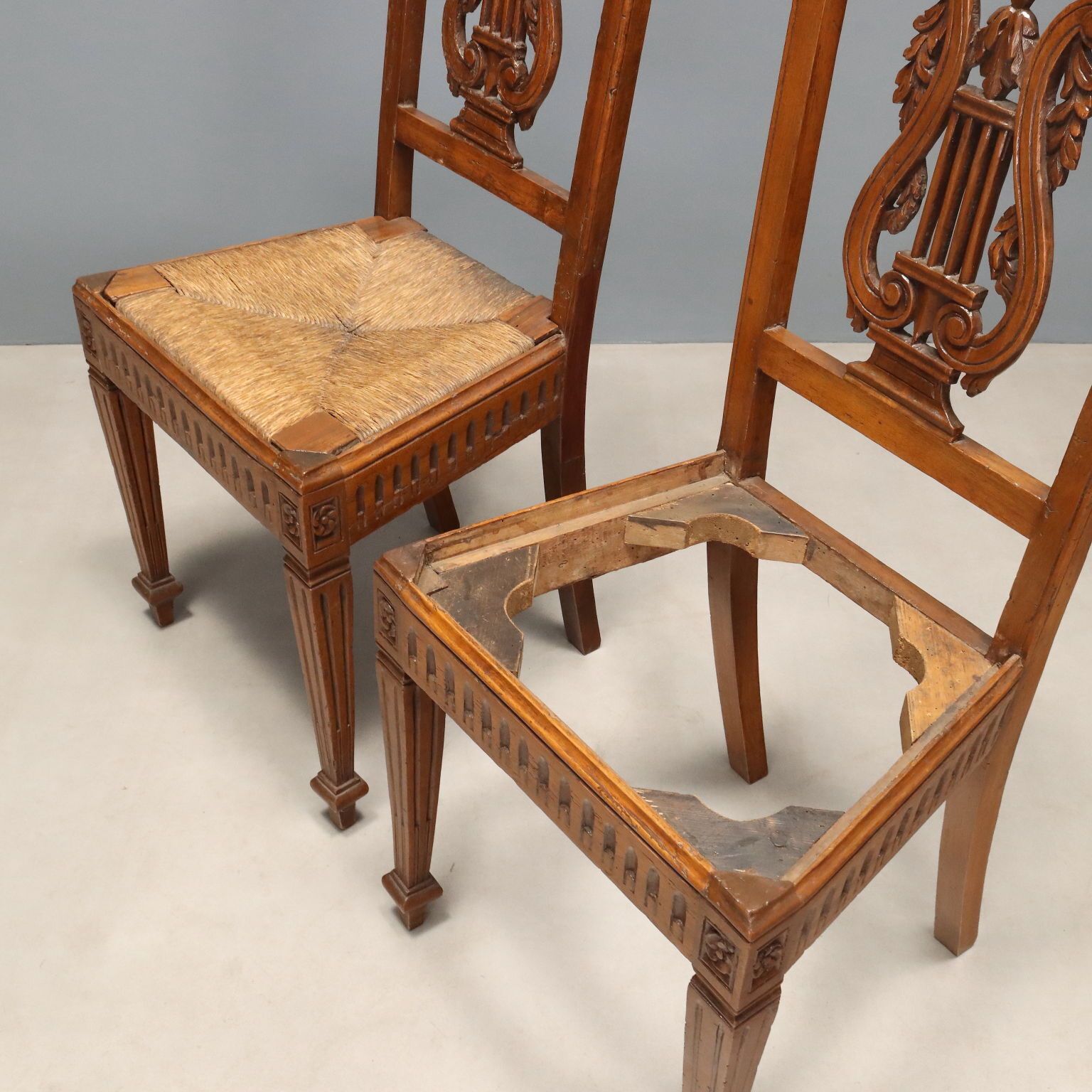 Chaises en noyer néoclassiques du XVIIIe siècle photo vintage