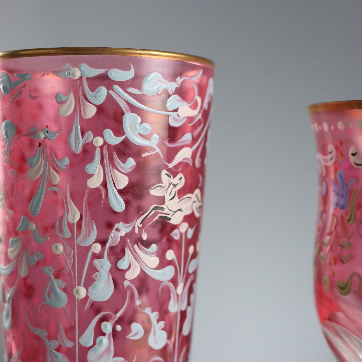 Vintage glazen, gekleurd en gegraveerd glas, 20e eeuw photo vinterior