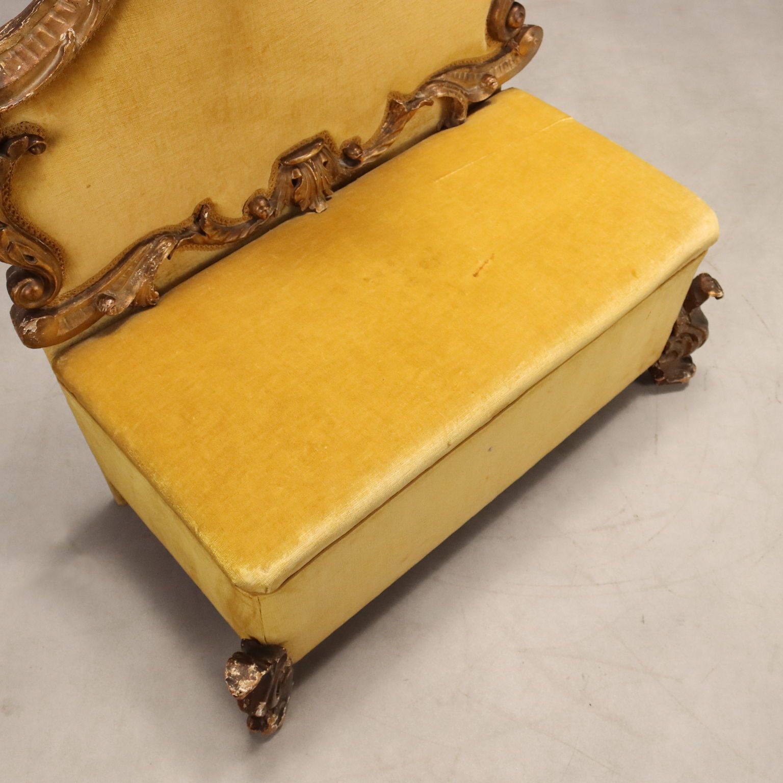 photo furniture Banquette de style baroque en bois doré et tissu, XIXe-XXe siècle