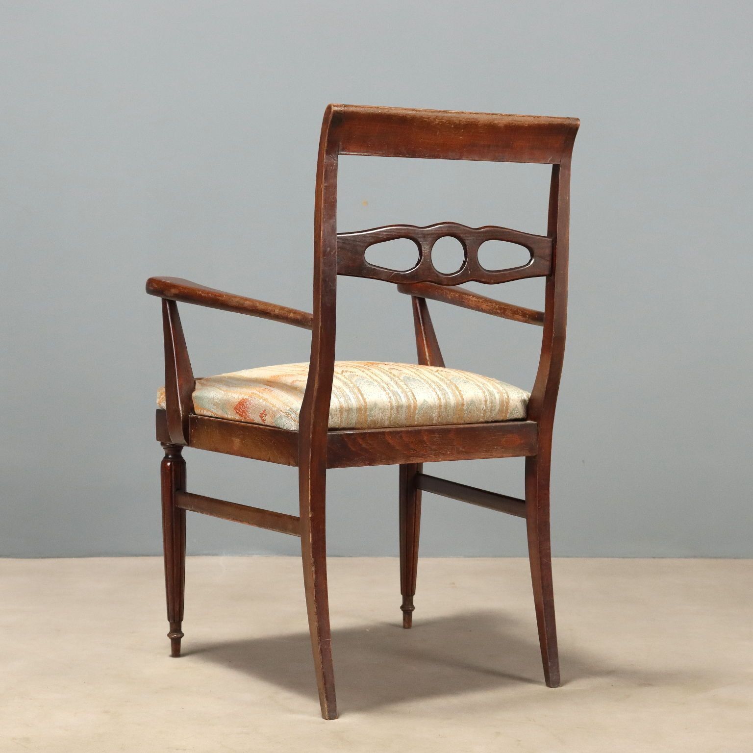 Petit fauteuil en hêtre teinté acajou photo vintage