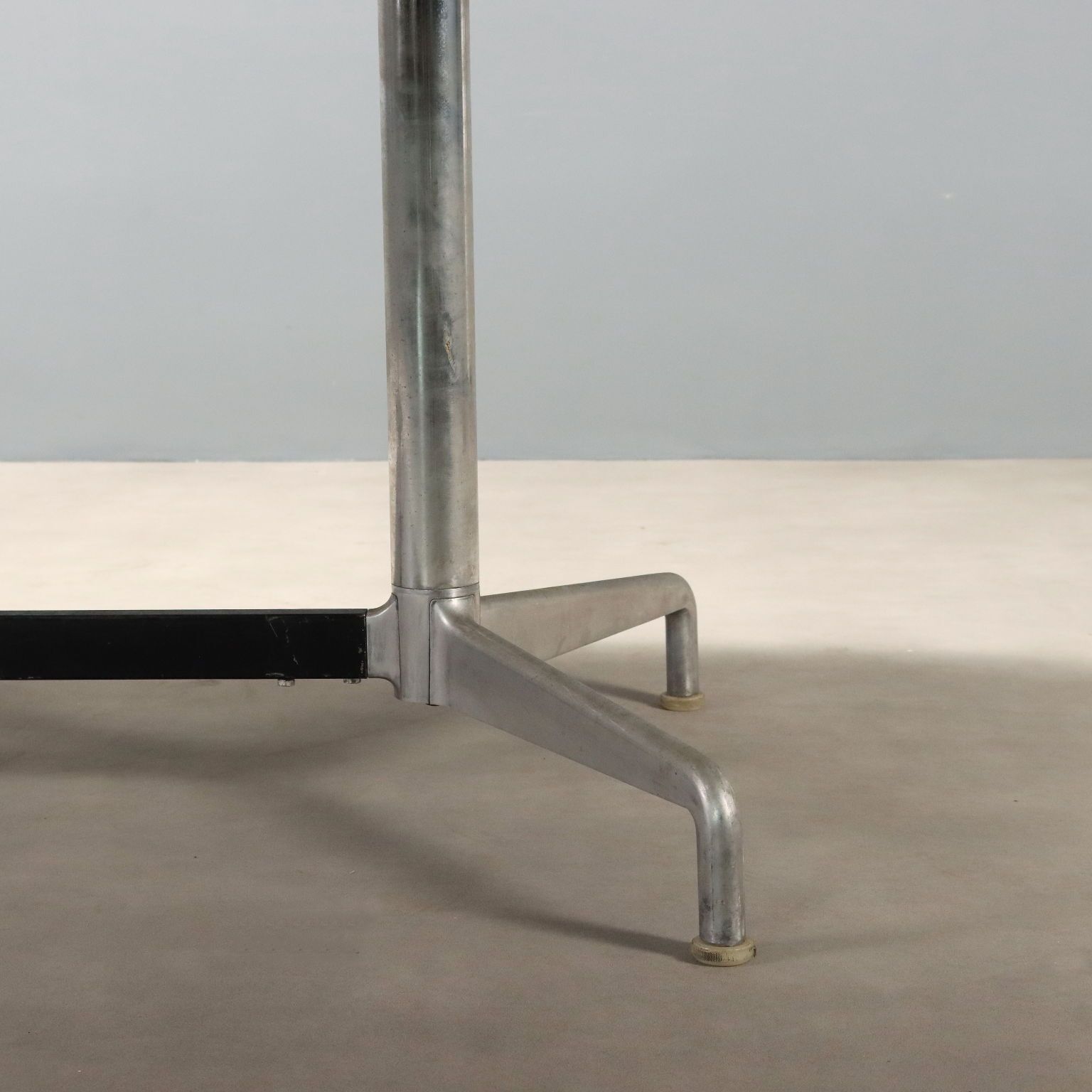 Grande table par Charles et Ray Eames photo vintage
