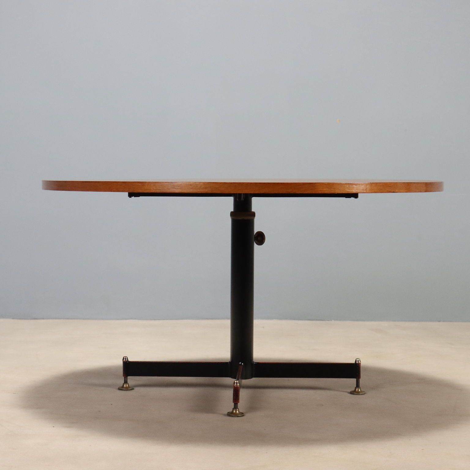 photo furniture Vintage salontafel uit de jaren 1960