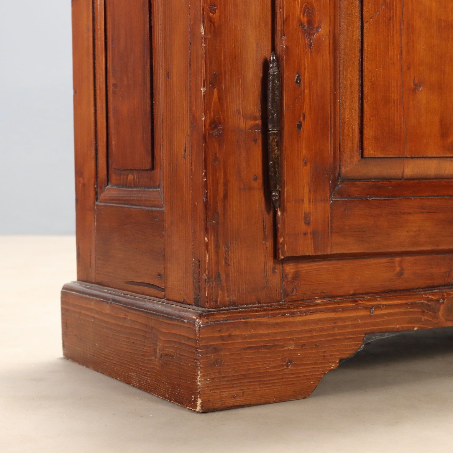 Armoire d'époque en sapin à panneaux, Italie, milieu du XIXe siècle photo buy