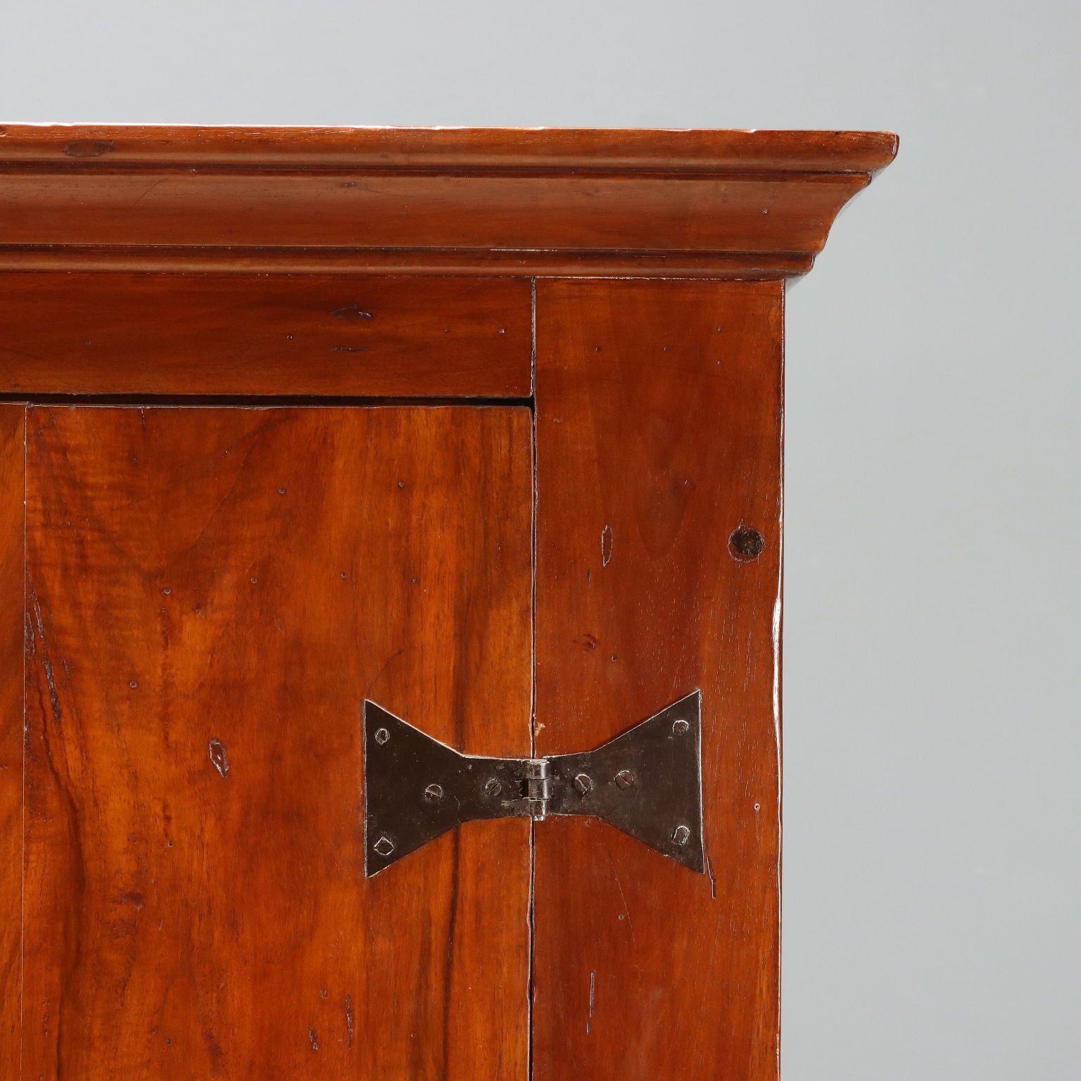 Traditional Style Wardrobe With Exposed Hardware photo vinterior