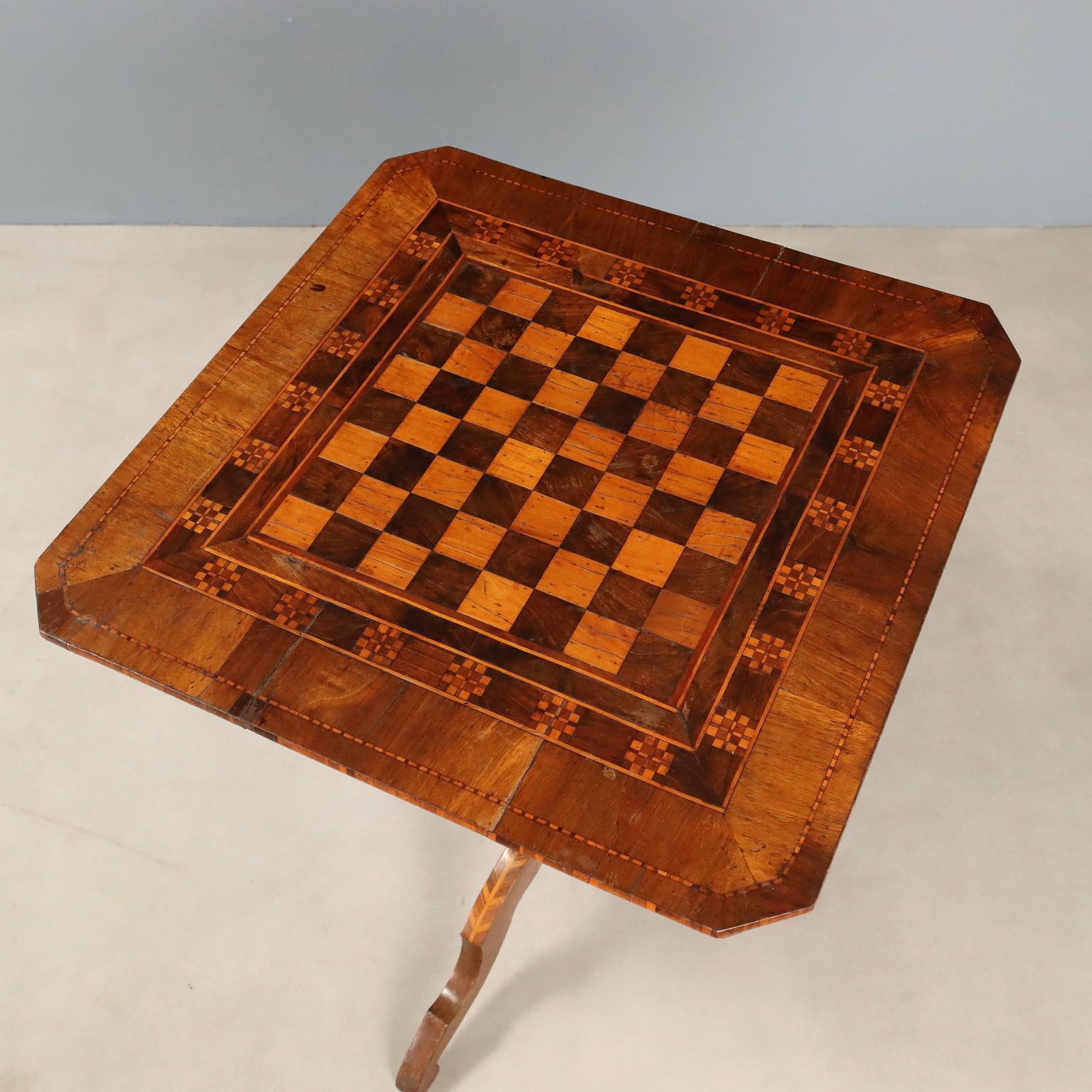 Table d'époque à marqueterie, motif échiquier, artisanat de Rolo, Italie, XIXe siècle photo Mobilier
