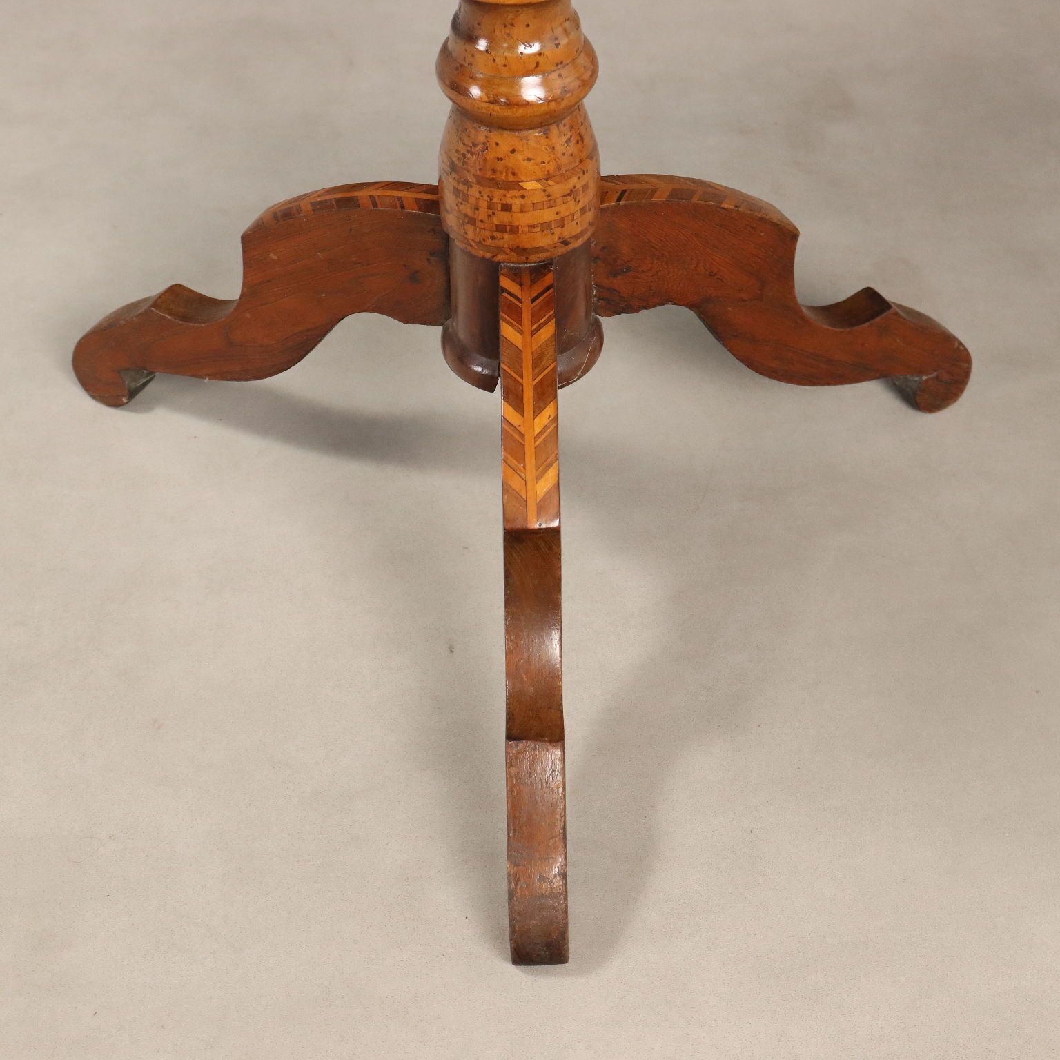 photo furniture Table d'époque à marqueterie, motif échiquier, artisanat de Rolo, Italie, XIXe siècle