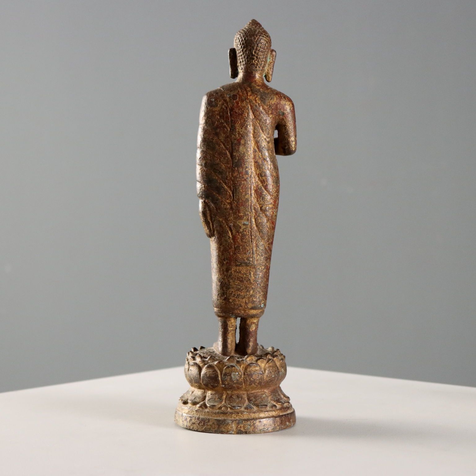 Statue de Bouddha en bronze photo vinterior