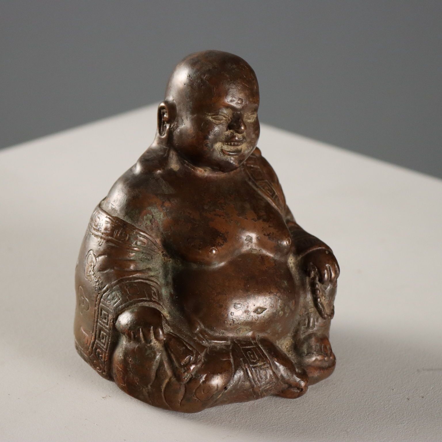 Bronzen sculptuur van de onsterfelijke monnik Budai