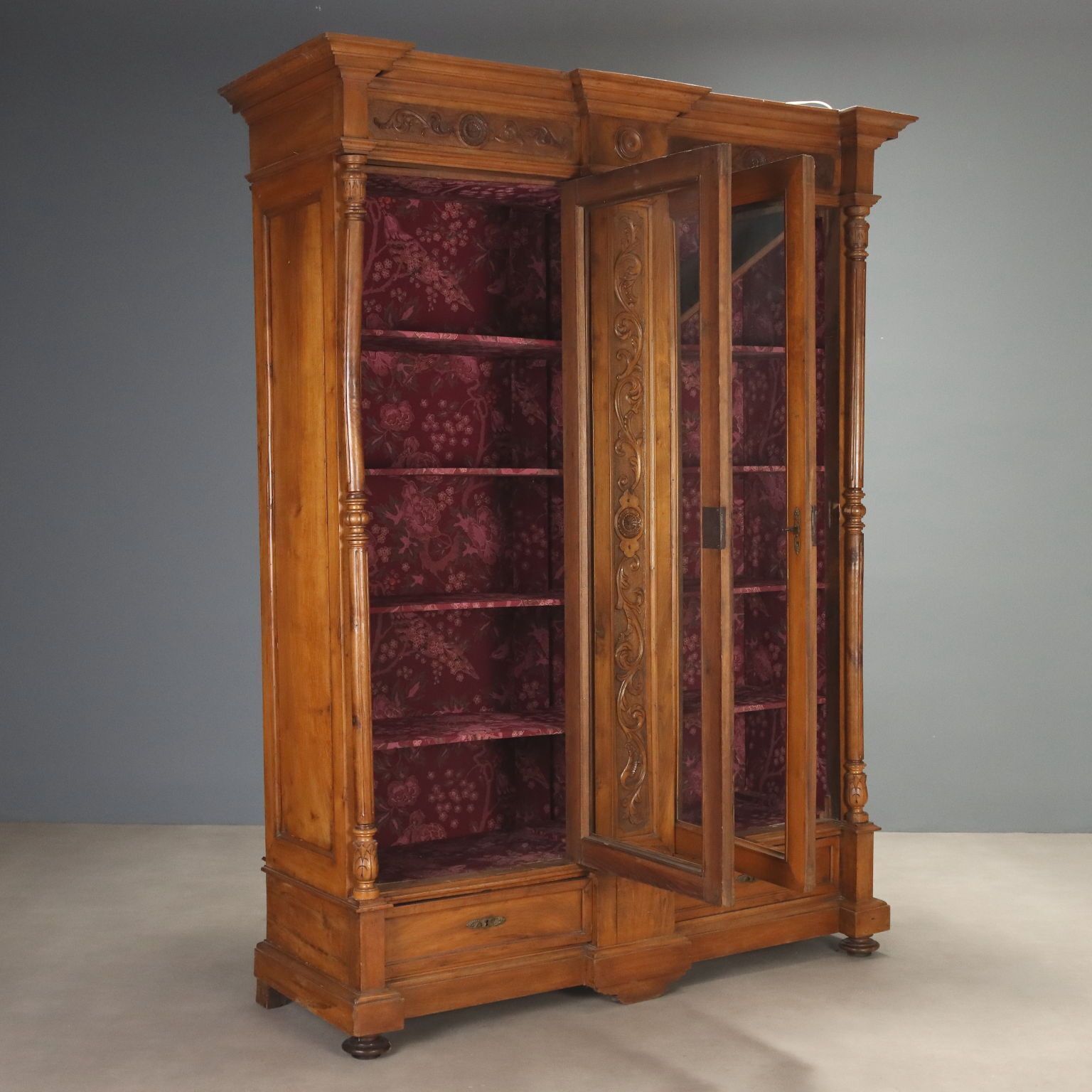 Armoire d'époque en noyer, portes vitrées et sculptures, Italie, XIXe siècle photo for sale