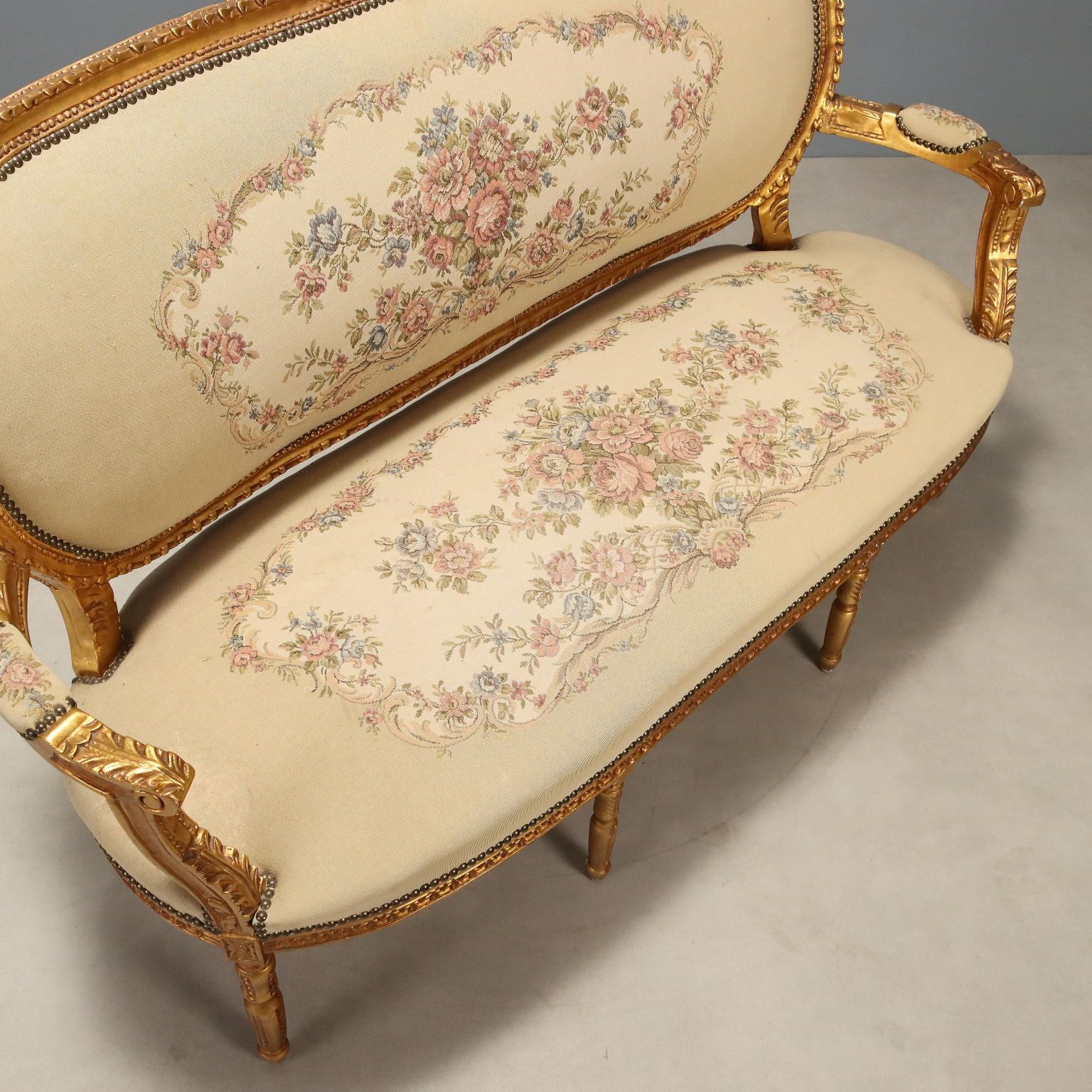 Neoclassical Style Sofa In Gilded Wood photo vintage