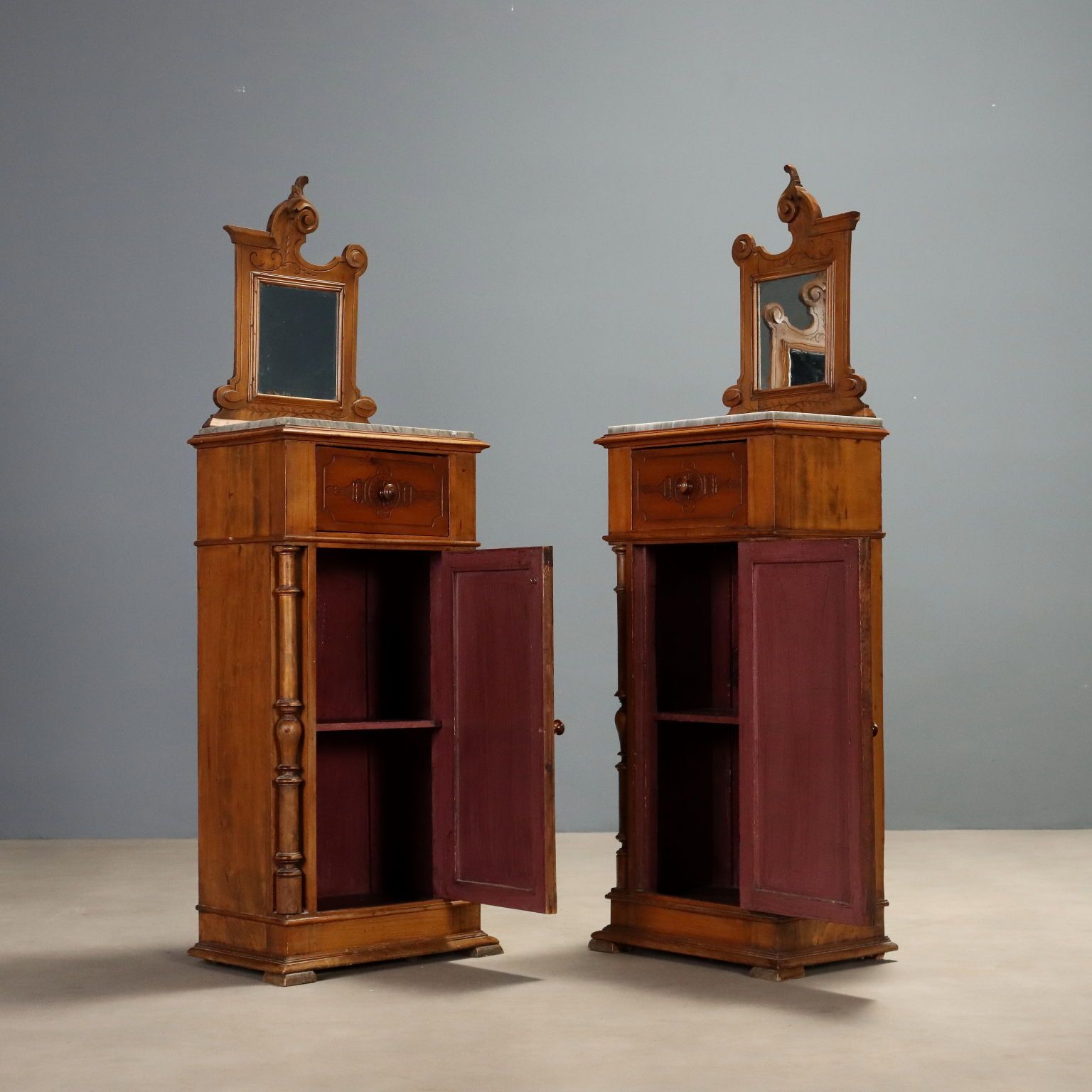 Paire de tables de chevet en noyer photo for sale