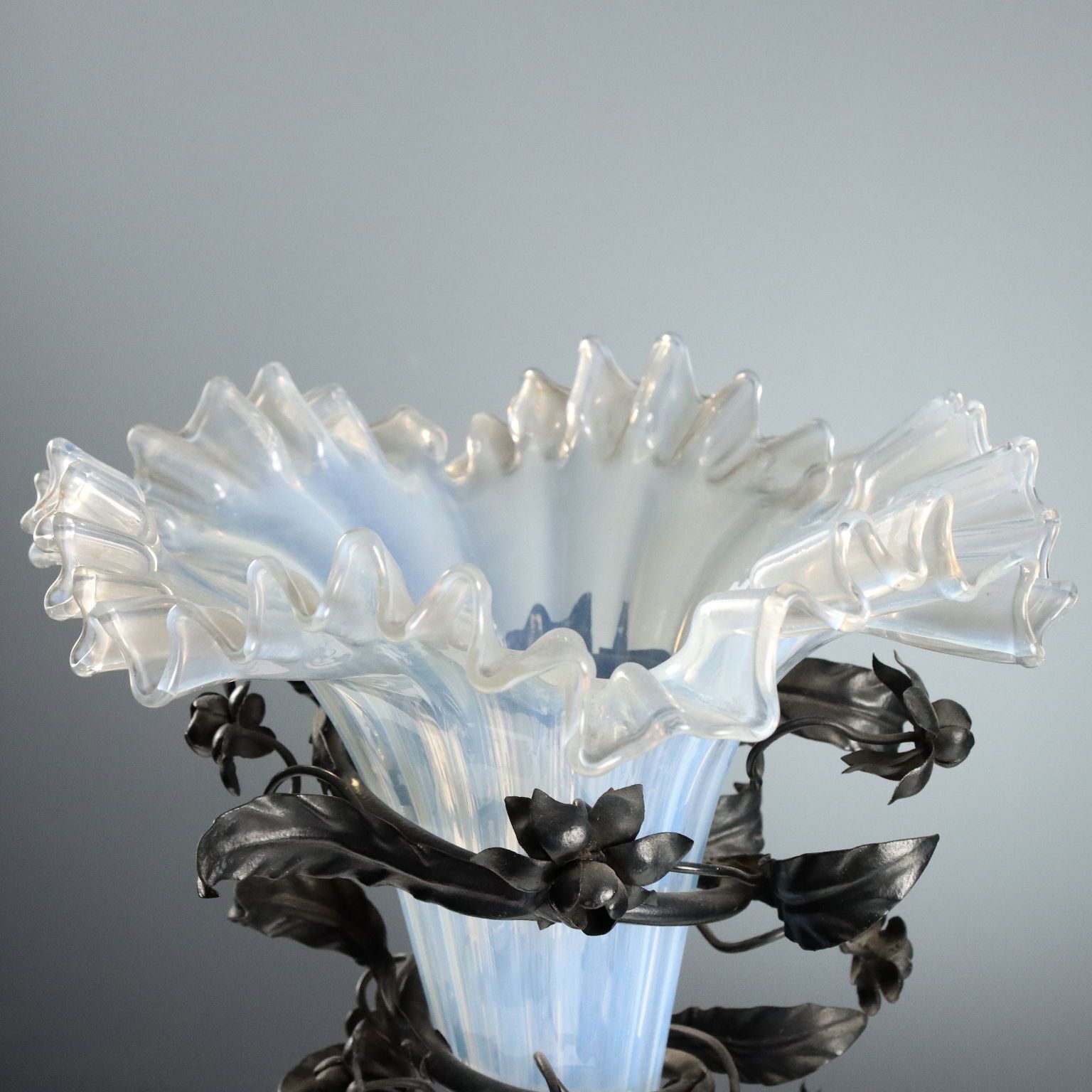 Vases d'époque en fer forgé, décoration florale, Italie, XXe siècle photo Décoration