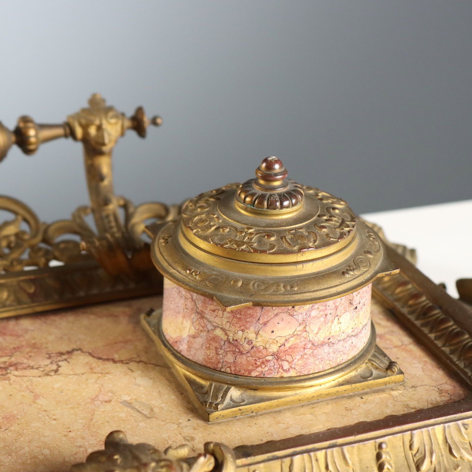 Encrier double d'époque en bronze et marbre rose, Europe, XIXe siècle photo for sale
