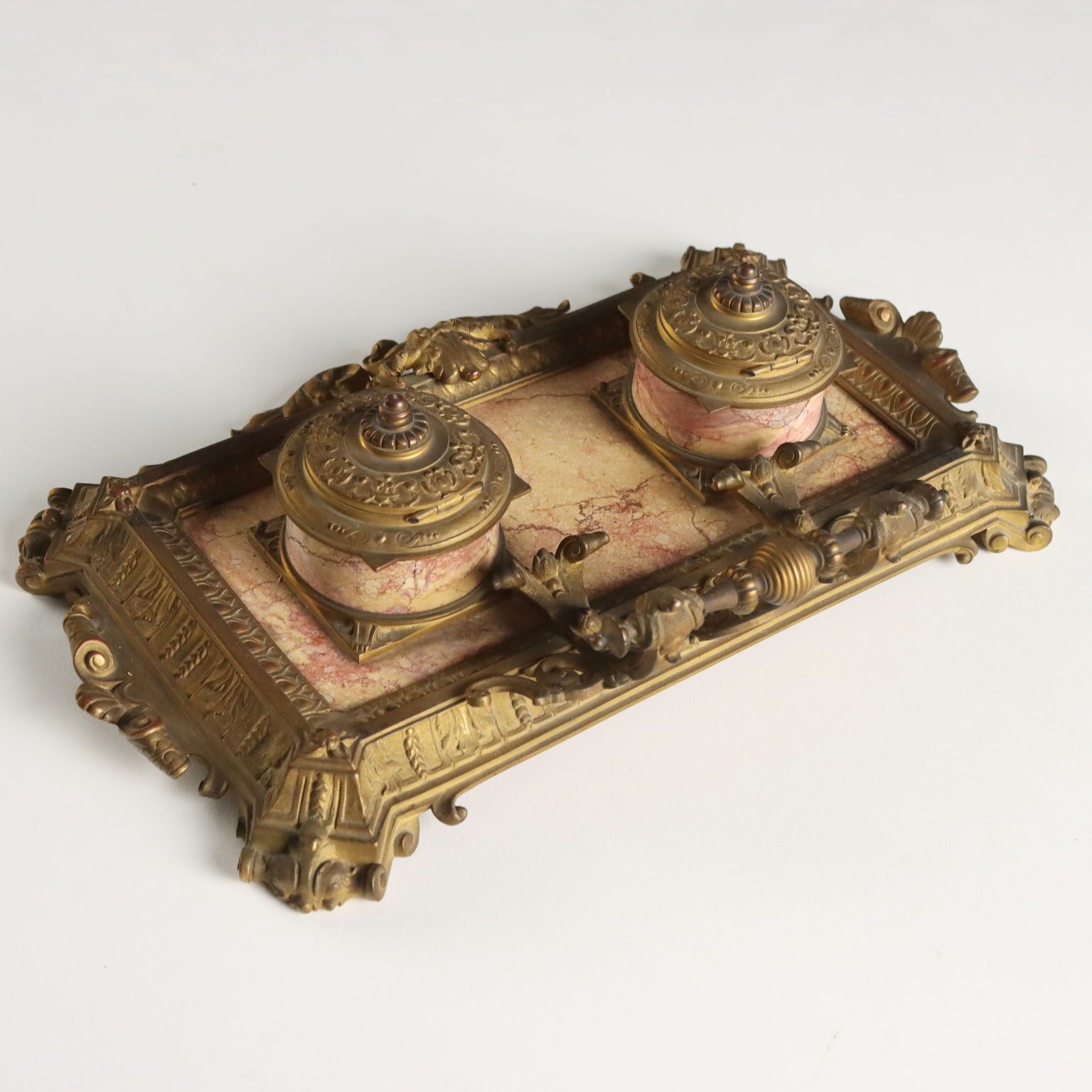 photo furniture Encrier double d'époque en bronze et marbre rose, Europe, XIXe siècle