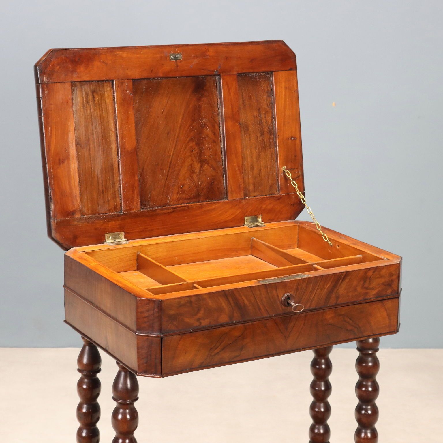 Petite table Louis-Philippe en noyer, Italie, XIXe siècle photo for sale