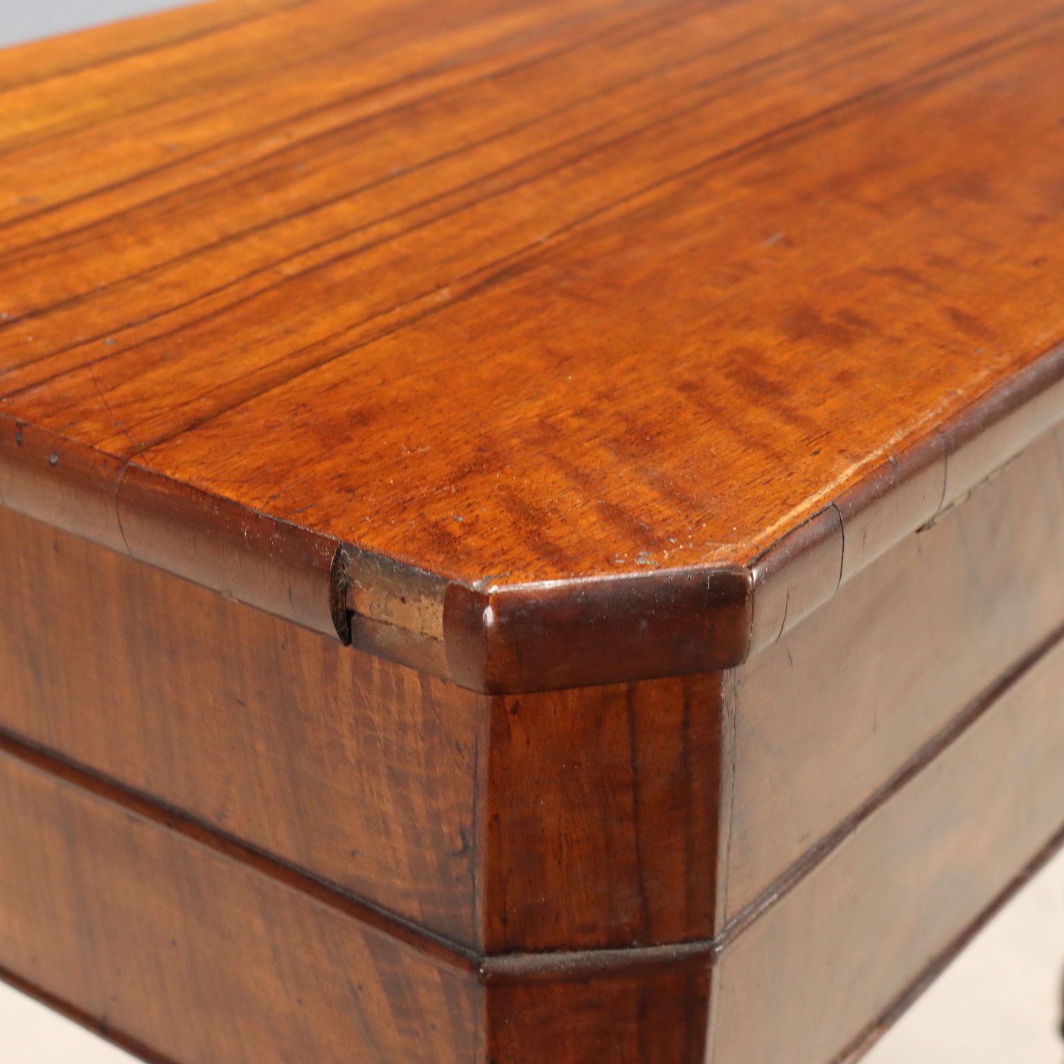 Mobilier Petite table Louis-Philippe en noyer, Italie, XIXe siècle photo
