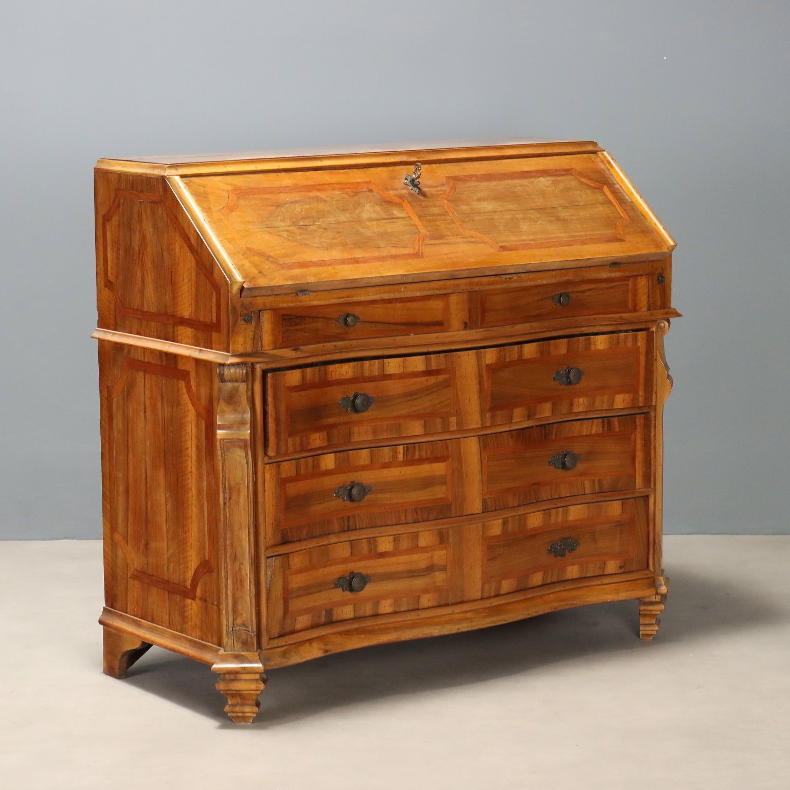 Bureau de style noyer avec incrustation de cerisier