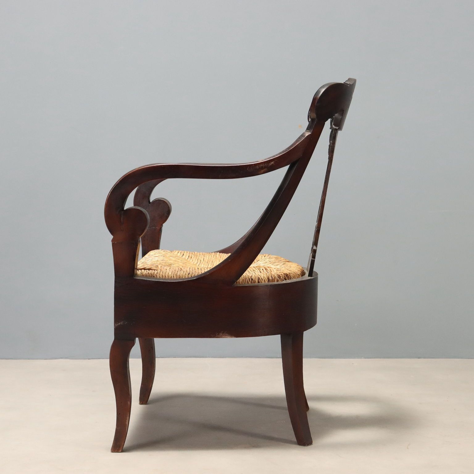 Fauteuil d'époque Restauration en noyer, Italie, XIXe siècle photo for sale