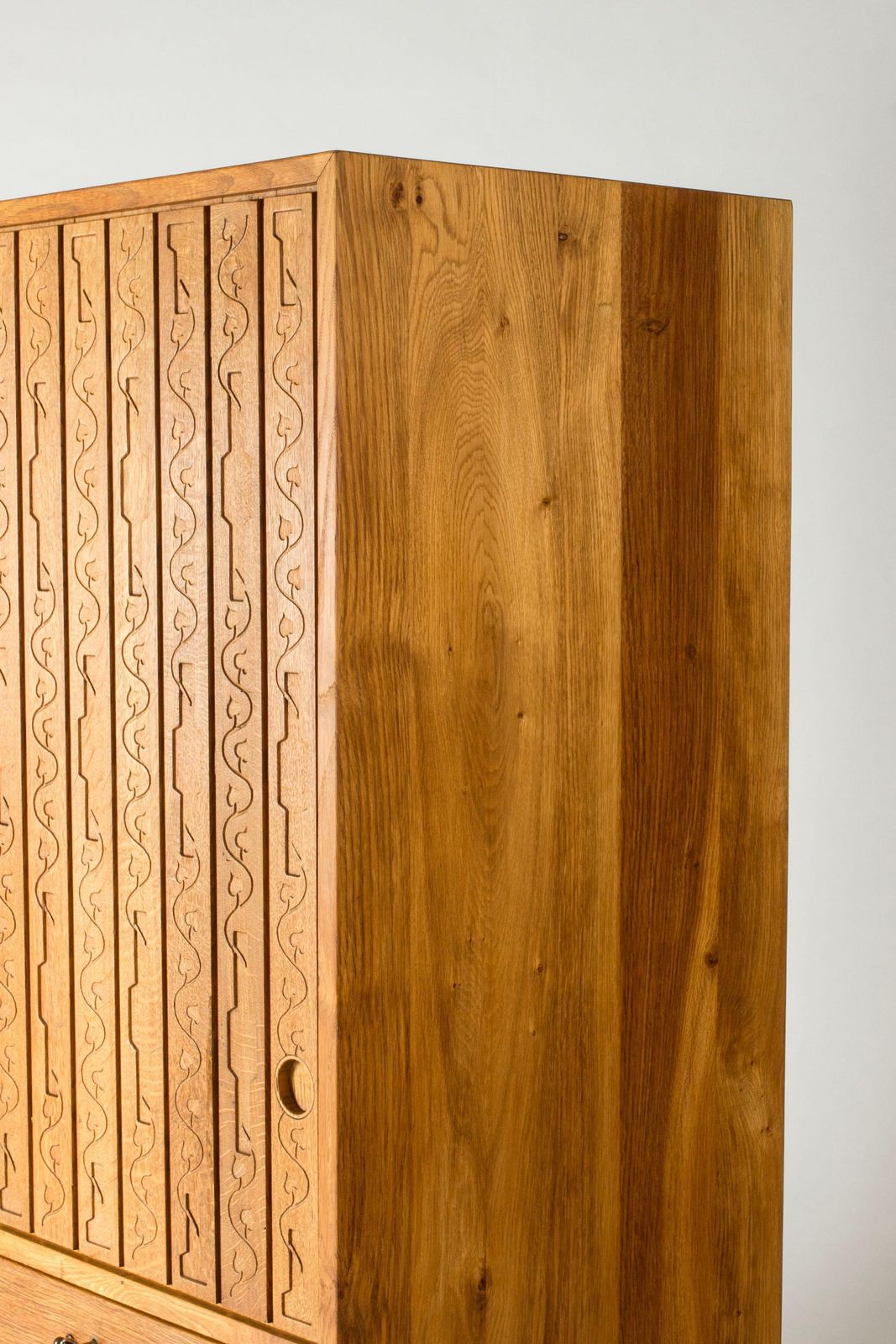 Cabinet scandinave moderne en chêne Hans J. Wegner, Mikael Laursen, Danemark, années 1950 photo vinterior