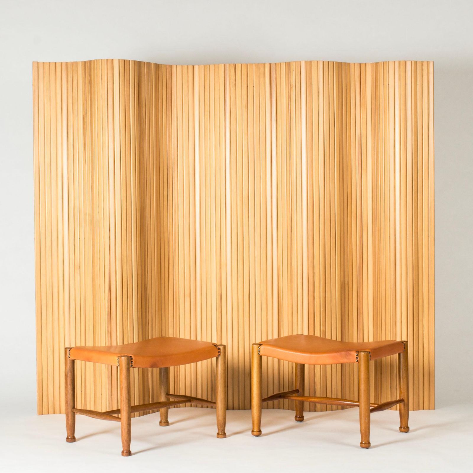 Tabourets mid-century modern en cuir, Josef Frank pour Svenskt Tenn, Suède, années 1950 photo furniture