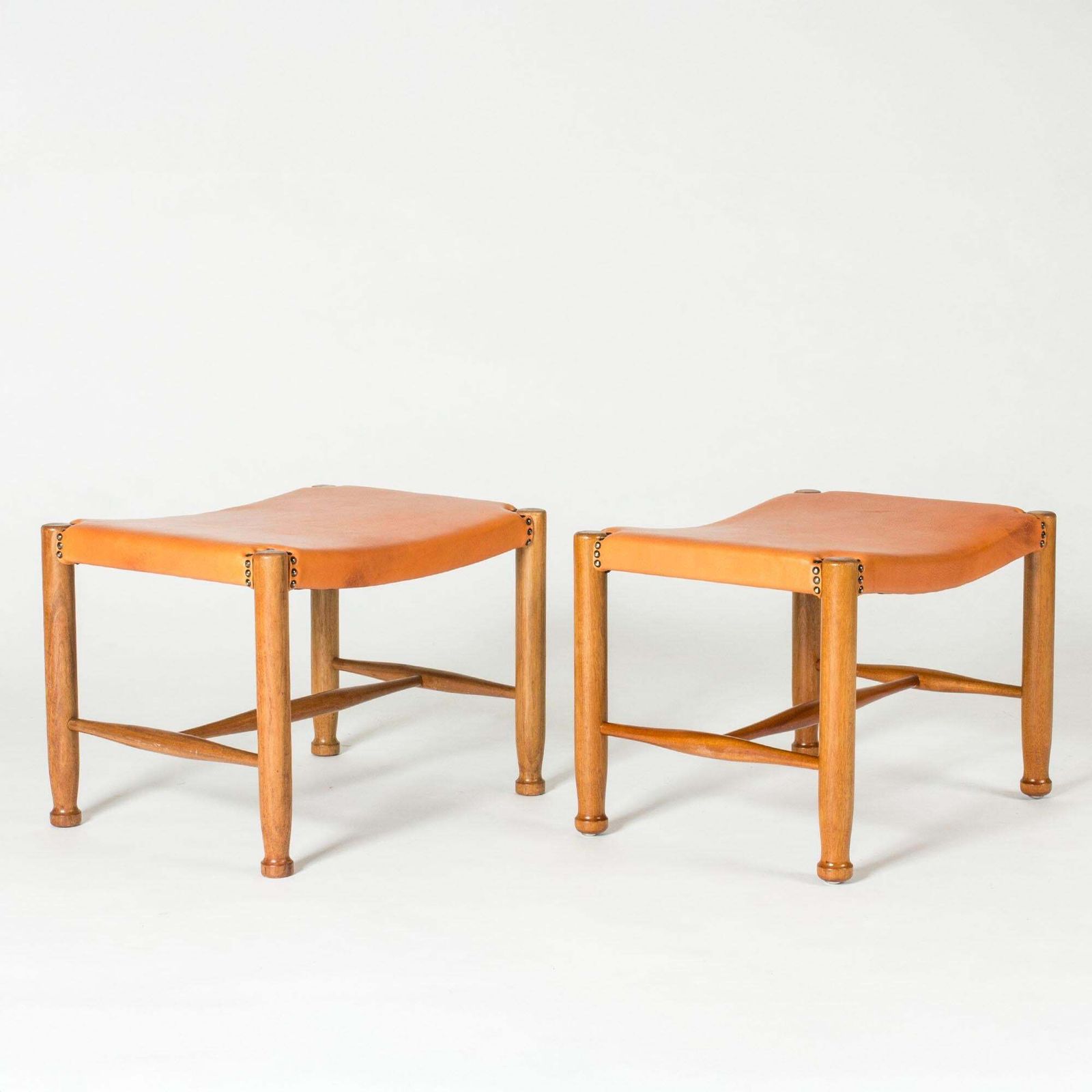 Tabourets mid-century modern en cuir, Josef Frank pour Svenskt Tenn, Suède, années 1950 photo Mobilier