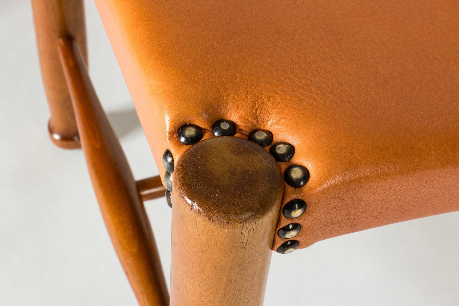 Tabourets mid-century modern en cuir, Josef Frank pour Svenskt Tenn, Suède, années 1950 photo vinterior