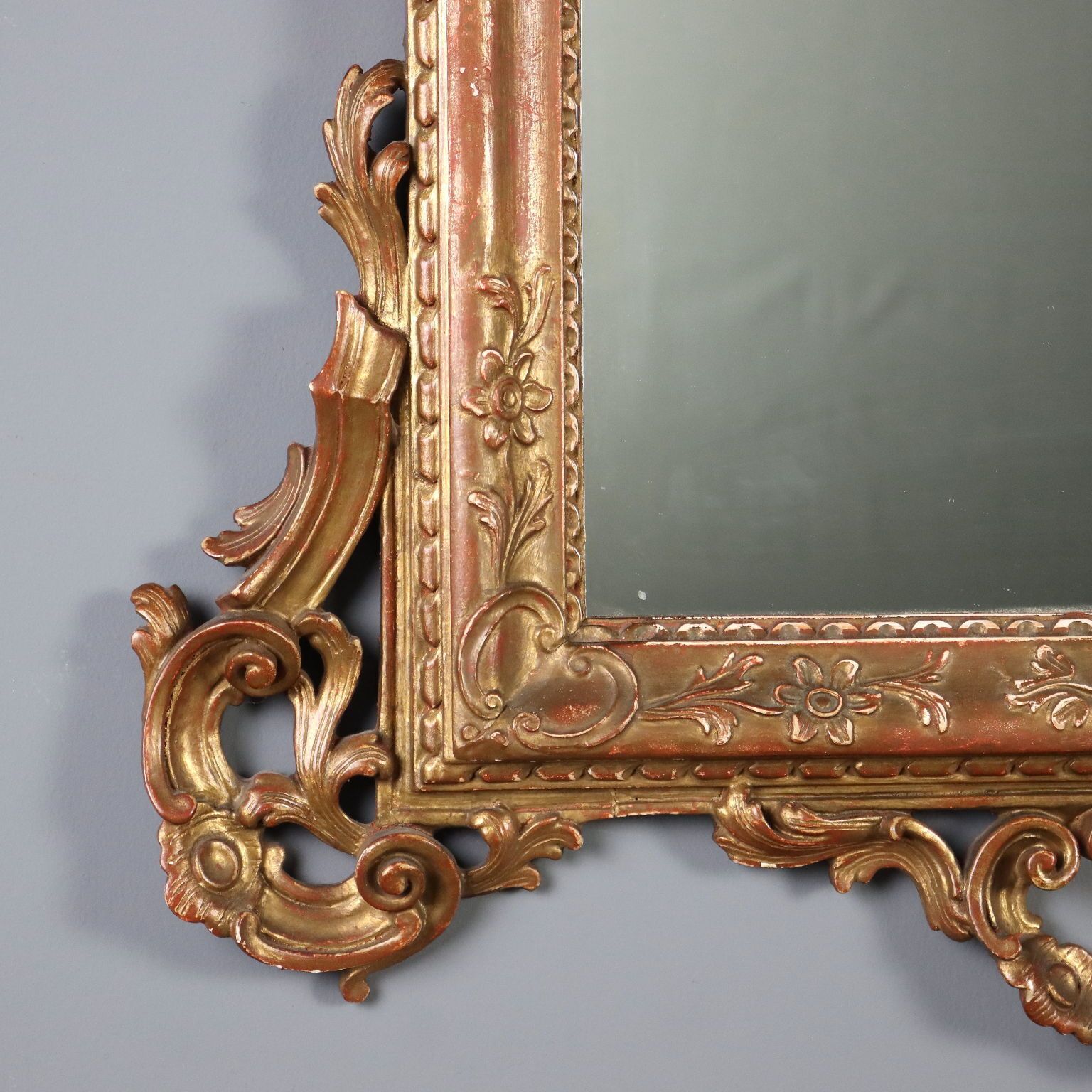 Miroir en bois sculpté et doré photo vinterior
