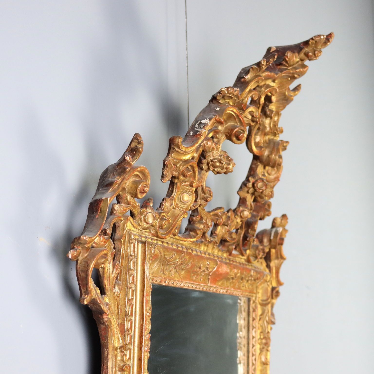 photo furniture Miroir en bois sculpté et doré