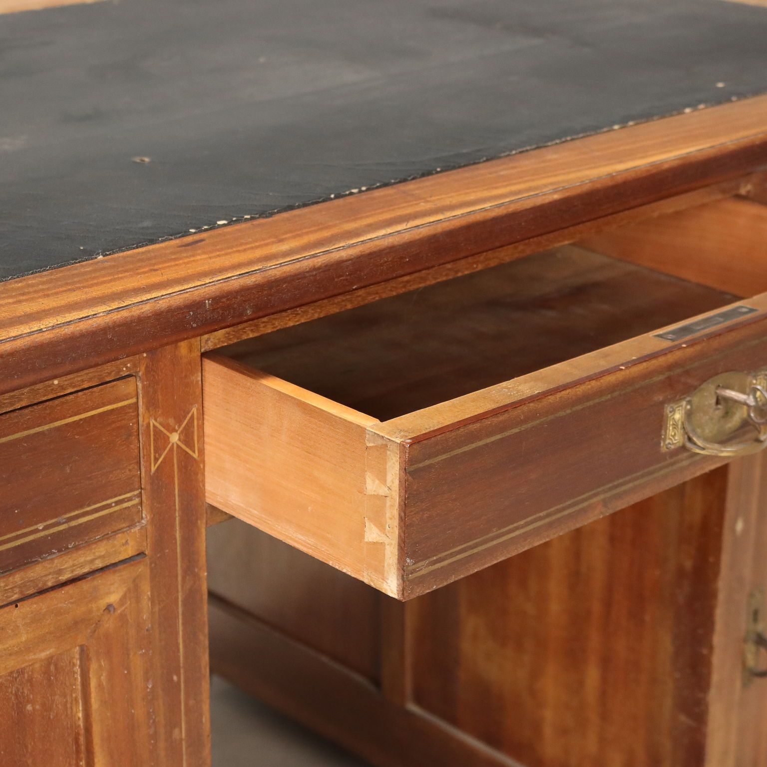 Bureau Liberty en acajou, cuir et incrustations photo 810.0