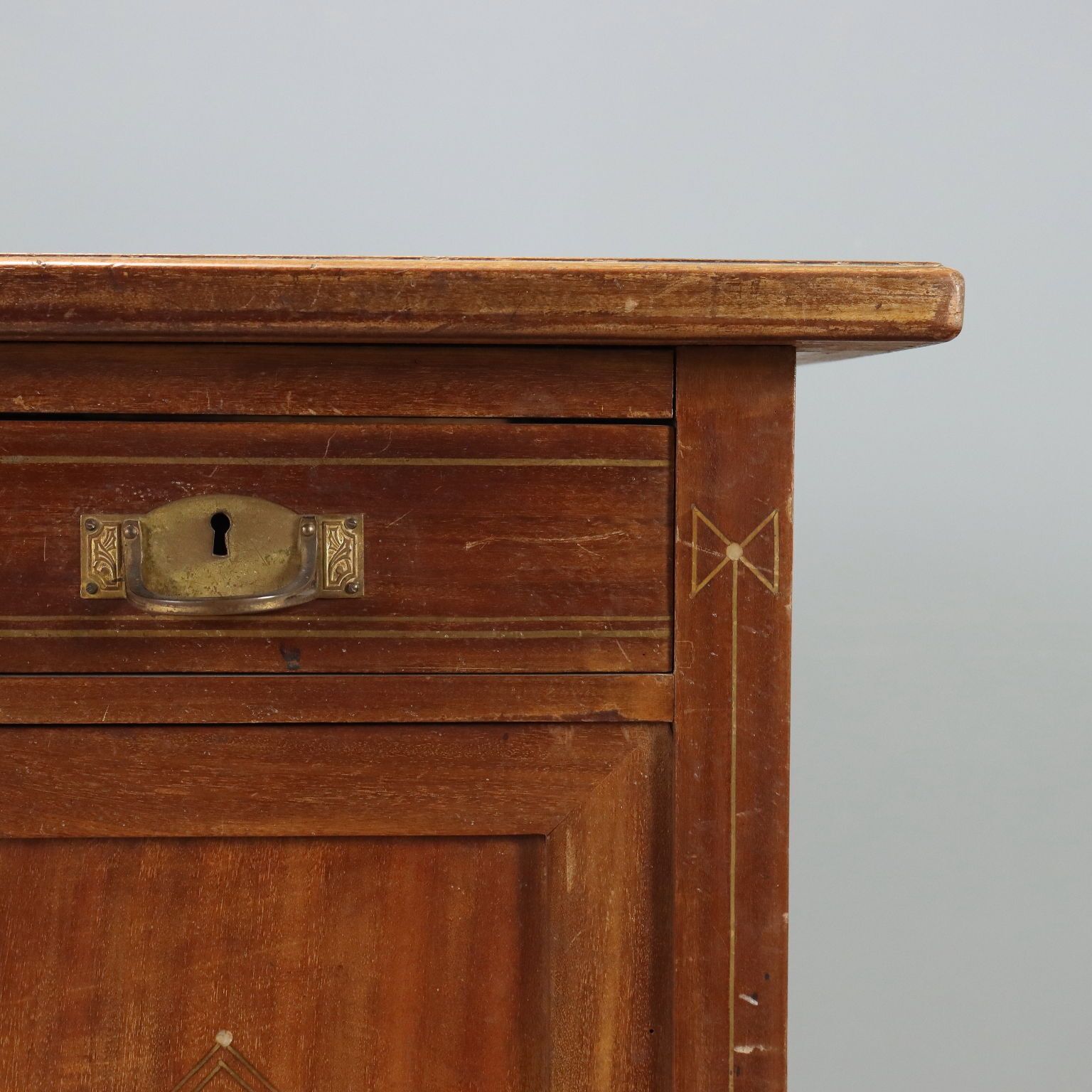 Bureau Liberty en acajou, cuir et incrustations photo vintage