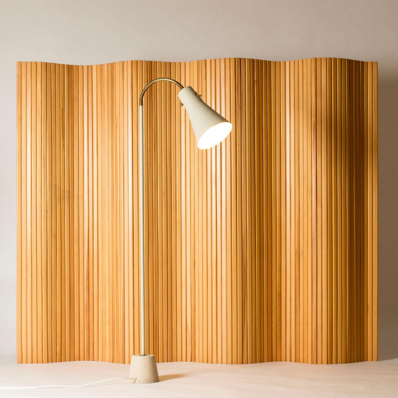 Modernistische vloerlamp, Lisa Johansson Pape, Asea, Zweden, ca. jaren 1950 photo for sale