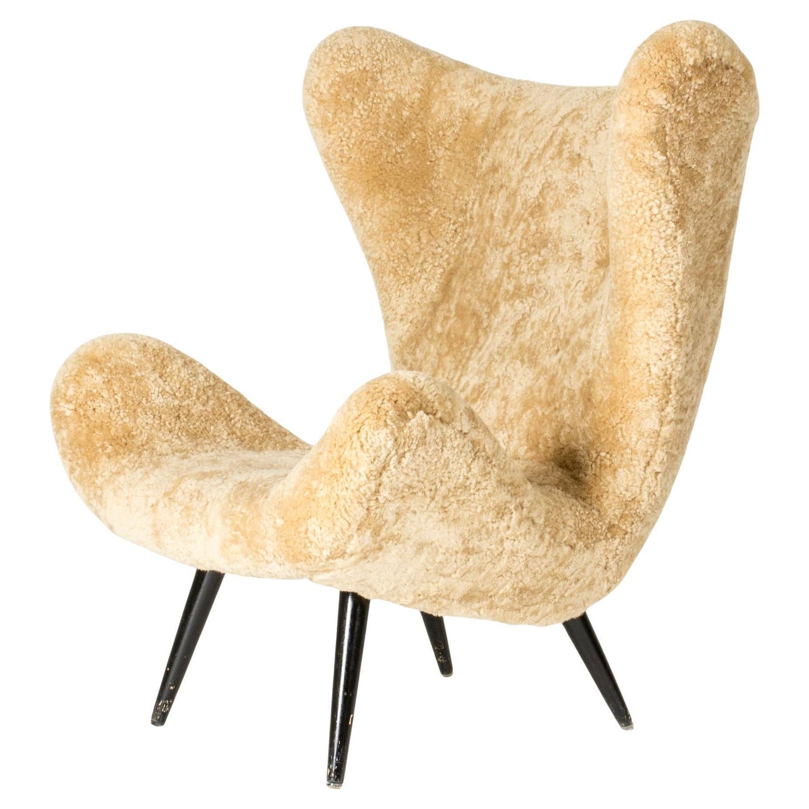 Zweedse Modern fauteuil, schapenvachtbekleding, houten poten, ca. jaren 1950