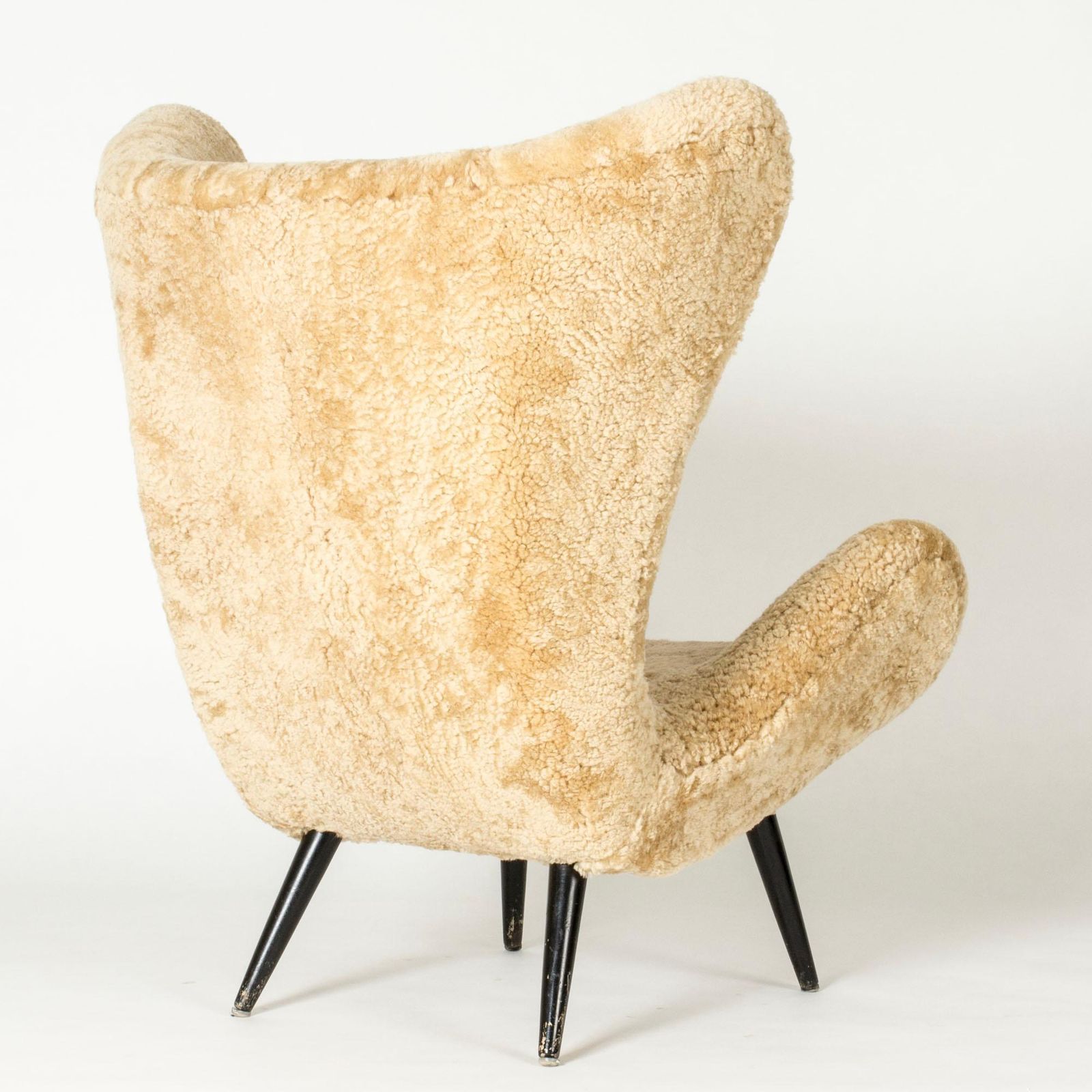 Zweedse Modern fauteuil, schapenvachtbekleding, houten poten, ca. jaren 1950 photo Meubels