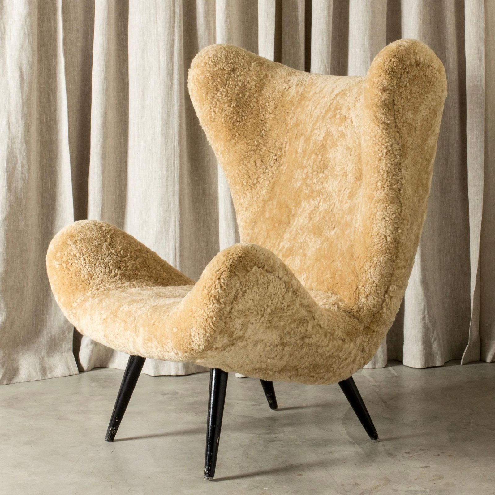 Fauteuil scandinave moderne en peau de mouton, pieds en bois, années 1950 photo vintage