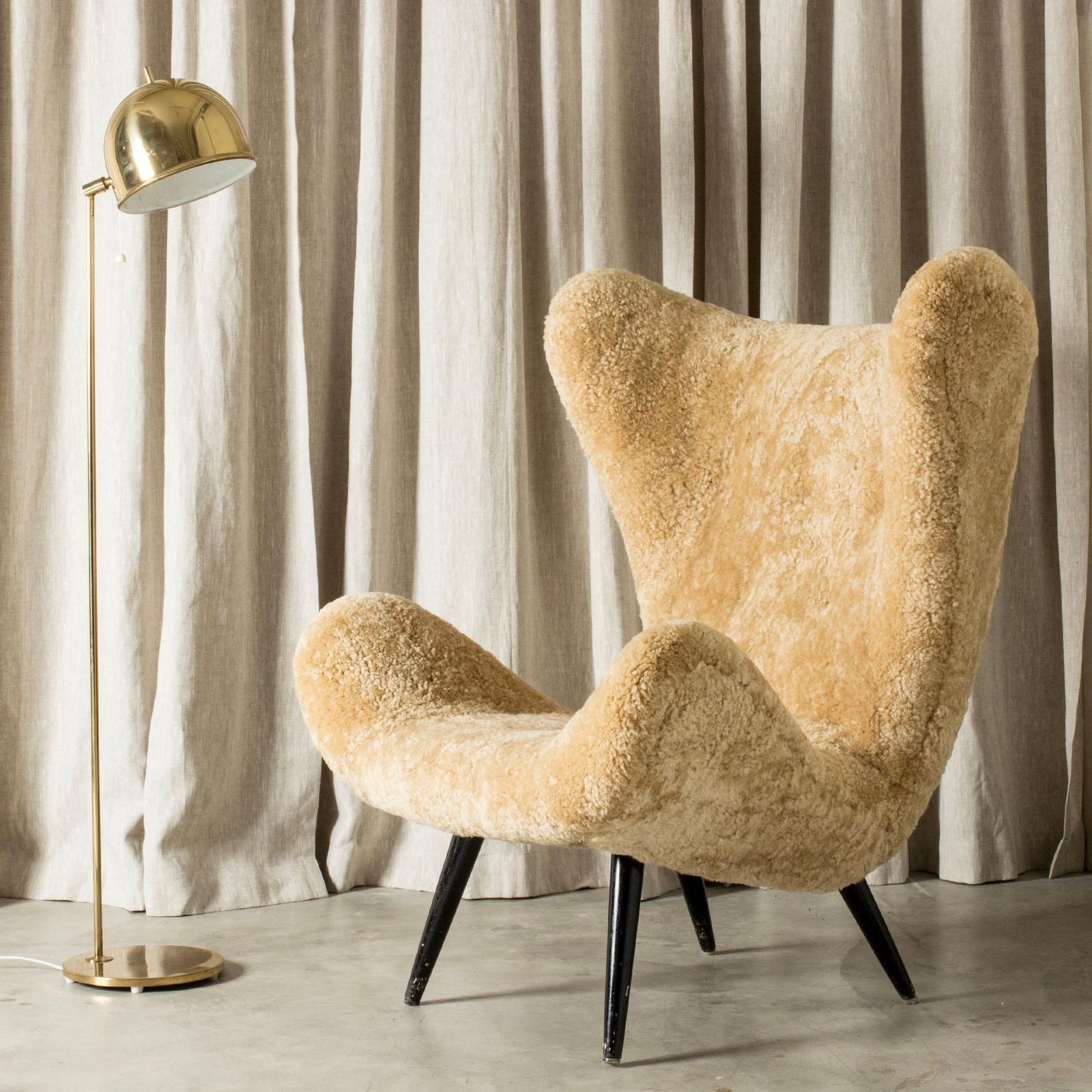 photo furniture Zweedse Modern fauteuil, schapenvachtbekleding, houten poten, ca. jaren 1950