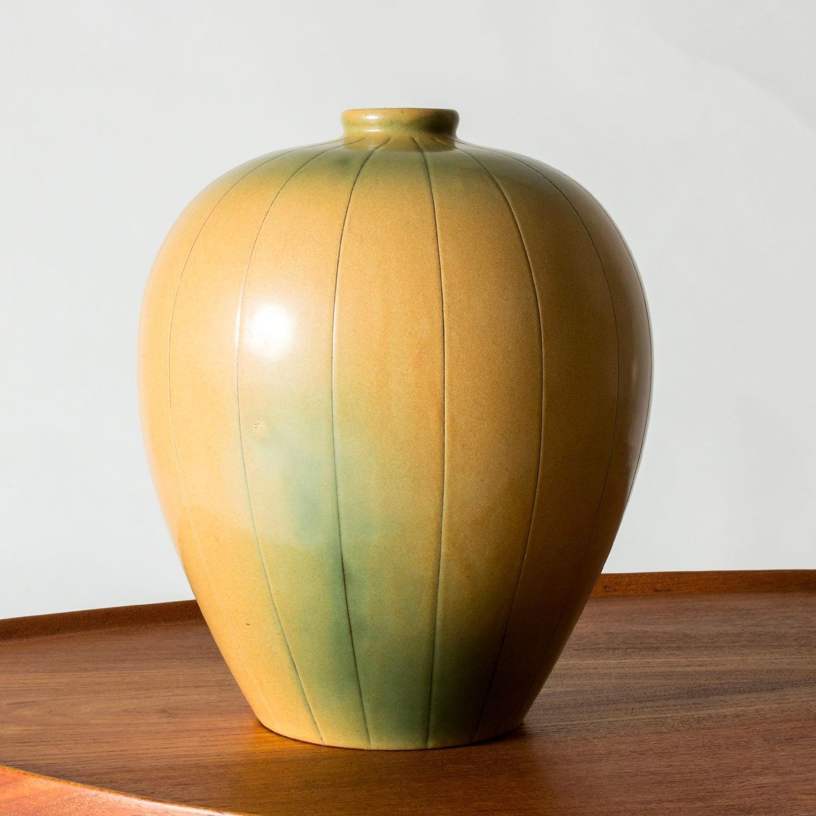 Vase en grès mid-century par Anna Lisa Thomson, Uppsala Ekeby, Suède, 1937 photo furniture
