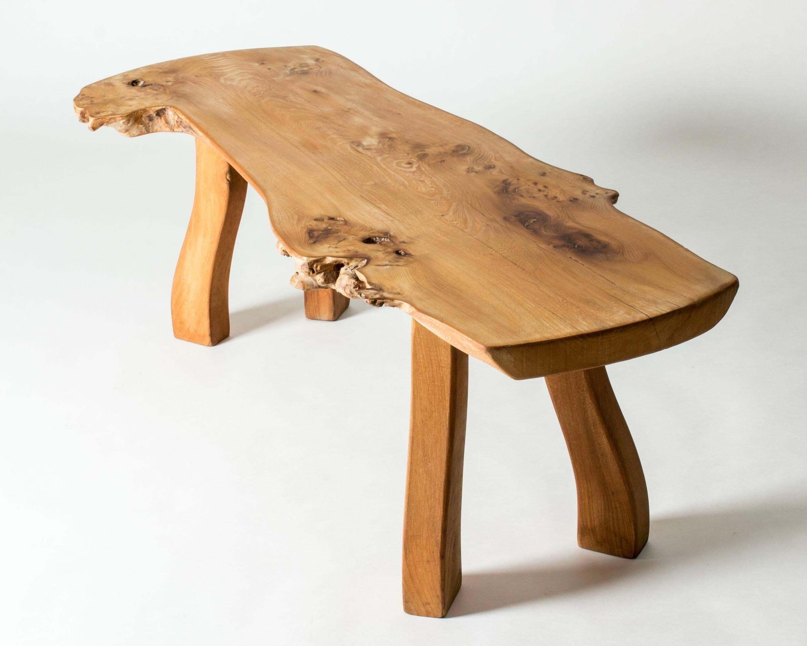 Organische salontafel met live edge in iepenhout, Carl Axel Beijbom, Zweden, 1967 photo Meubels
