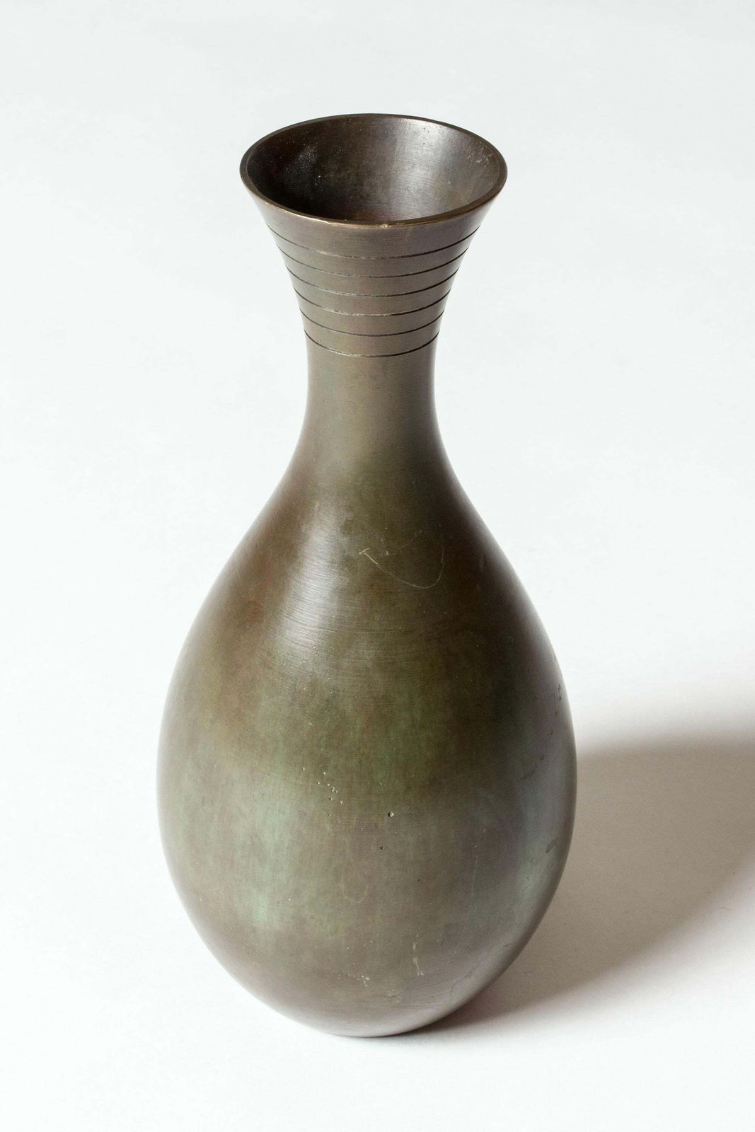 Vase en bronze patiné Mid-Century vintage, Gab, Suède, années 1930 photo vinterior