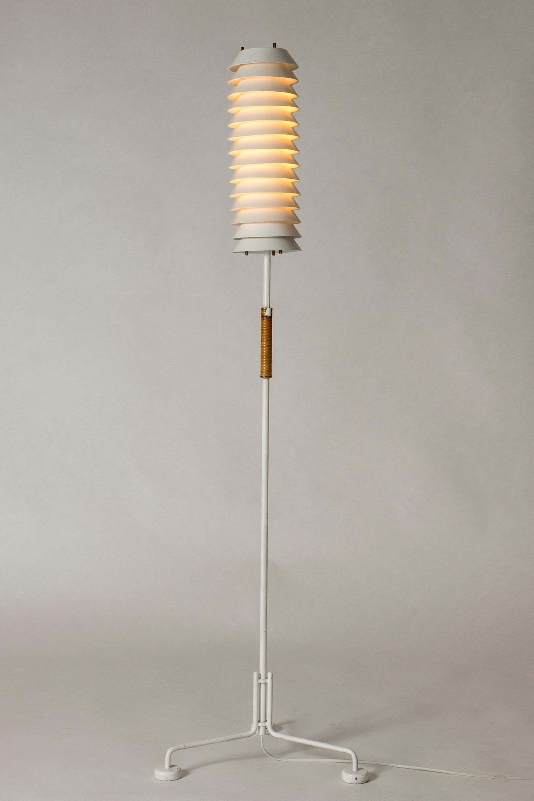 Modernistische vloerlamp "Maija The Bee", Ilmari Tapiovaara, Finland, jaren 1950 photo furniture