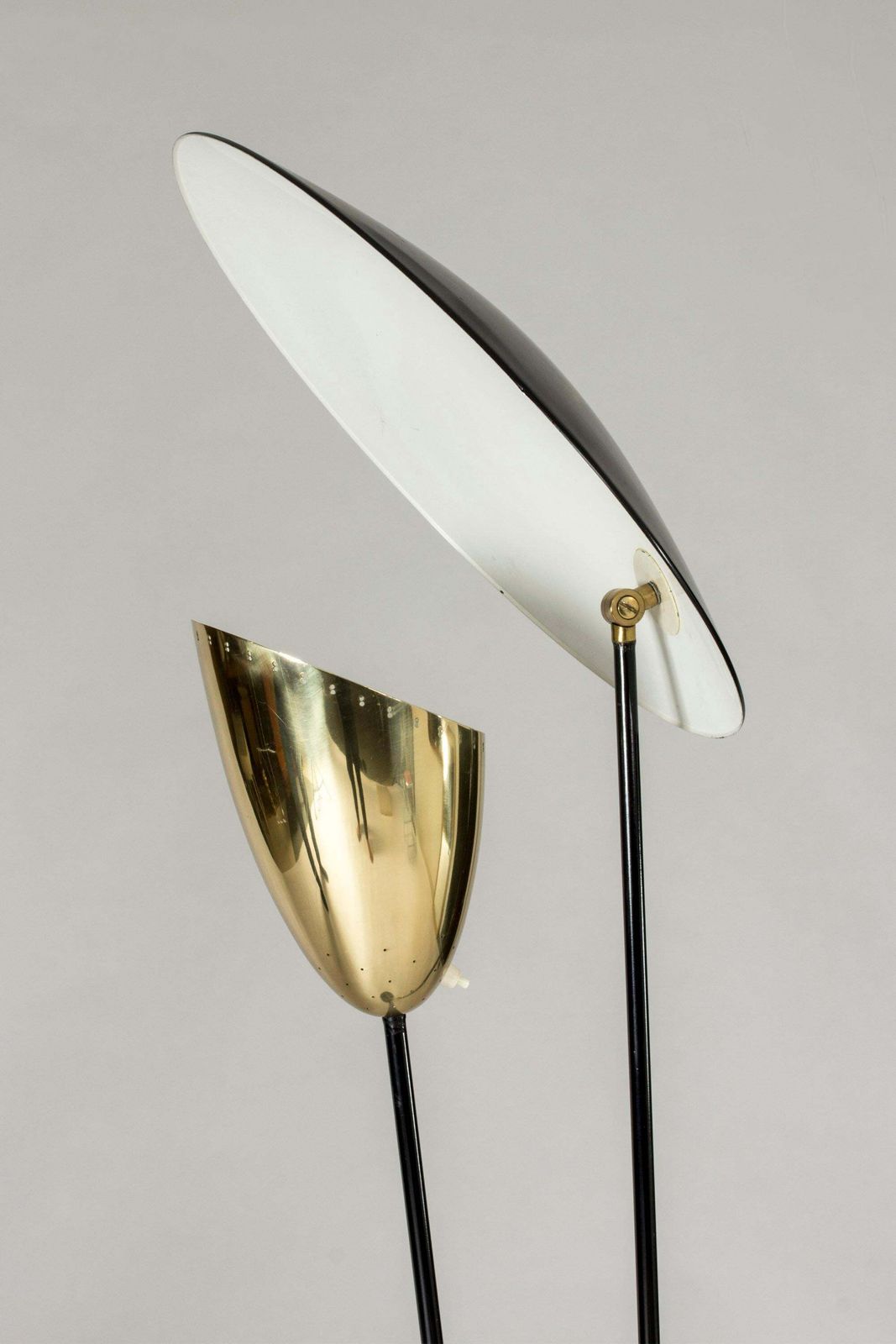 Lampadaire en métal laqué et laiton, par Svend Aage Holm Sørensen, Danemark photo buy