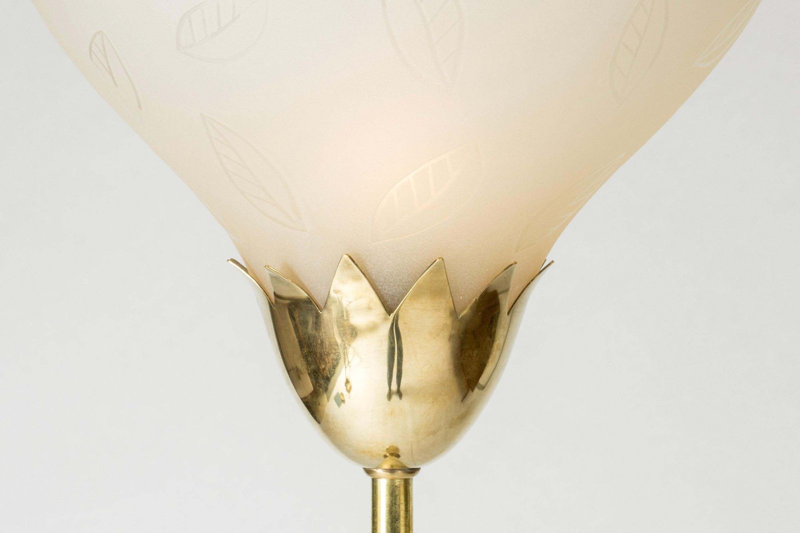 Lampadaire Swedish Grace, laiton et verre, Orrefors, Suède, années 1940 photo for sale