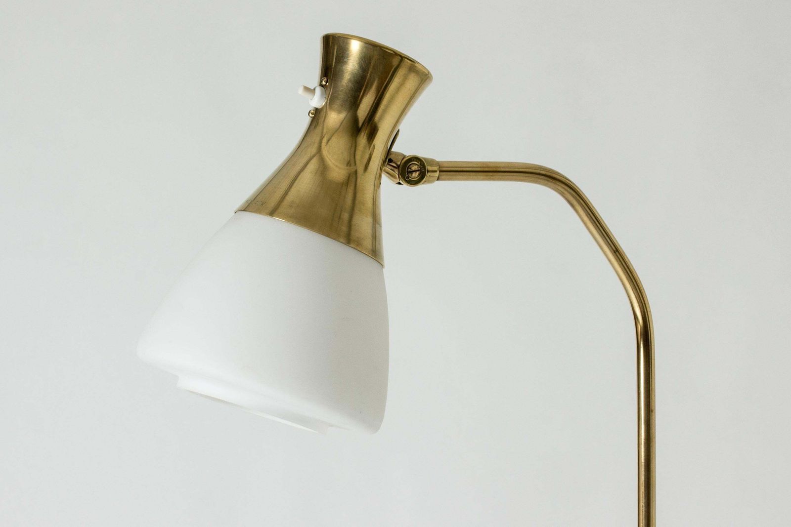 Mid-Century Modern Messing Vloerlamp van Böhlmarks, Zweden, jaren 1940 photo for sale
