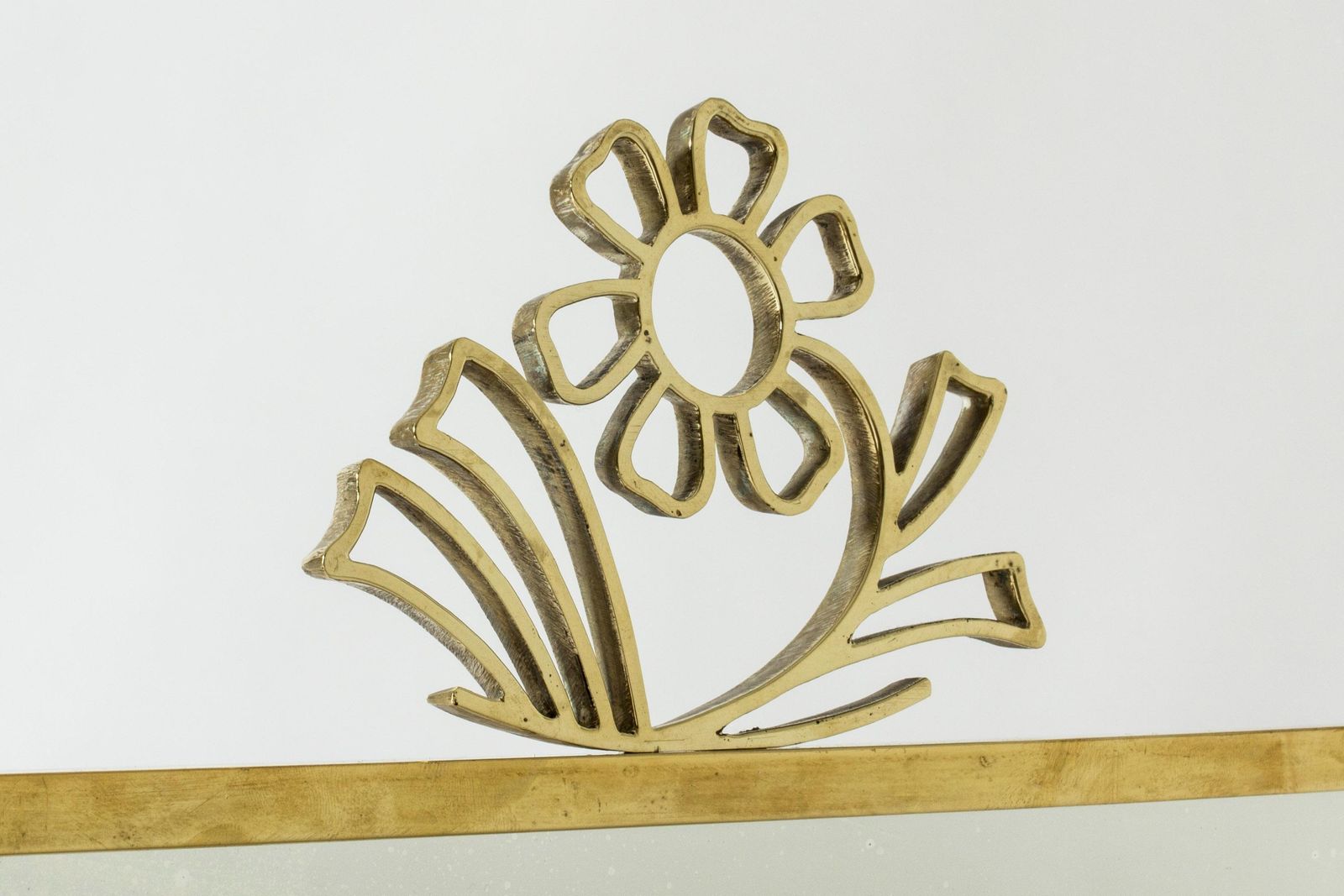 Miroir mural scandinave moderne en laiton, par Lars Holmström, Suède, années 1940 photo furniture