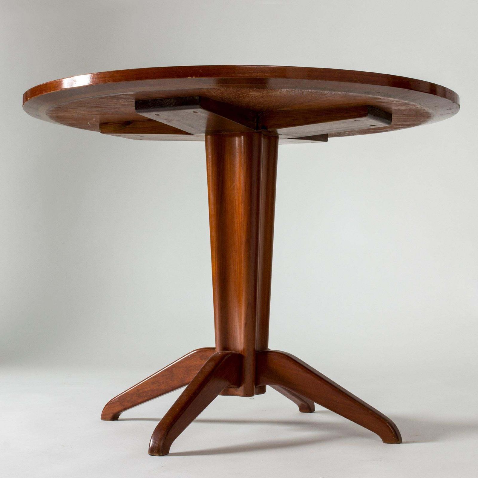 Walnoten bijzettafel van Oscar Nilsson voor Hantverket, Zweden, 1942 photo vintage