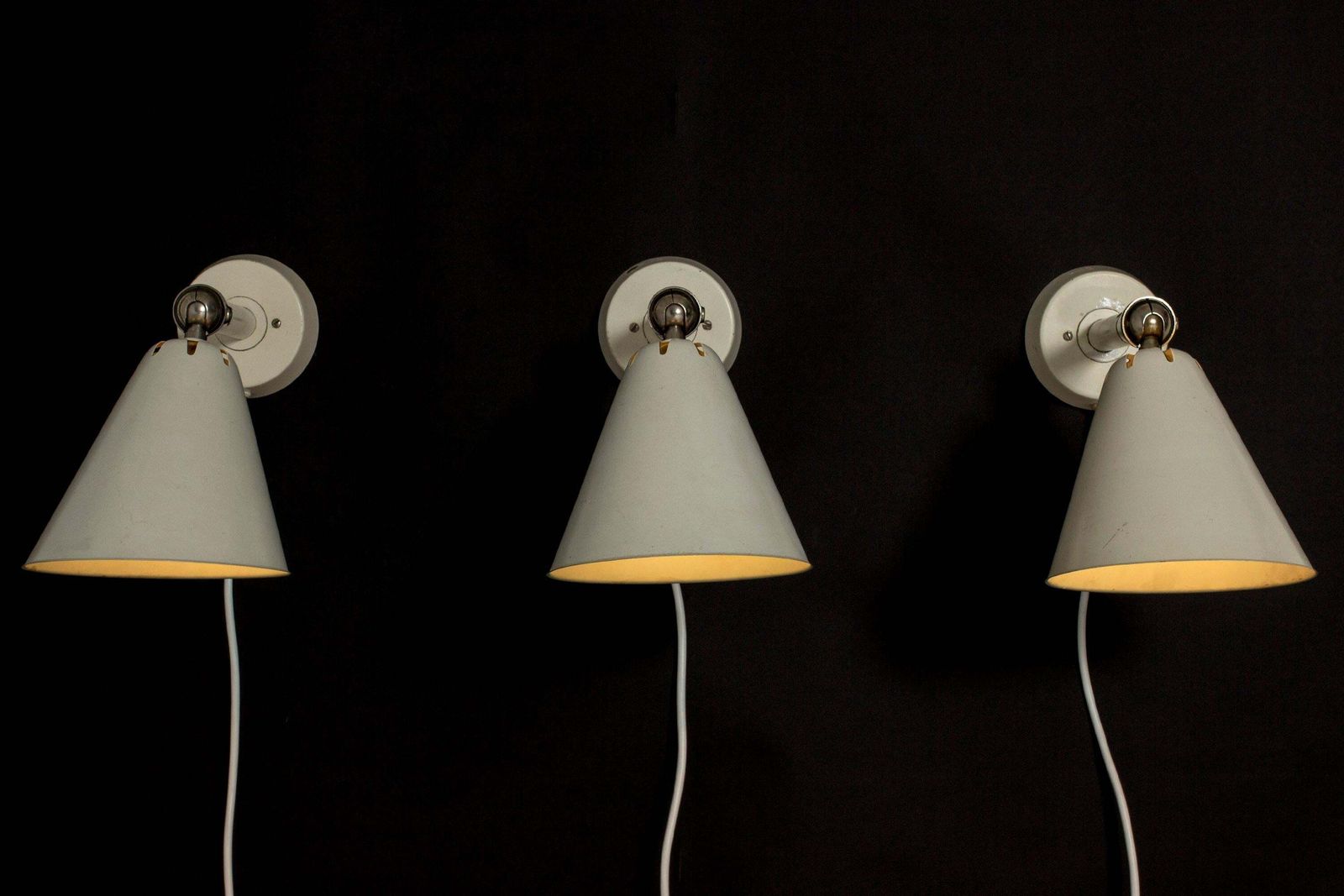 Set van drie mid-century wandlampen van Asea, Zweden, ca. jaren 1950 photo vinterior